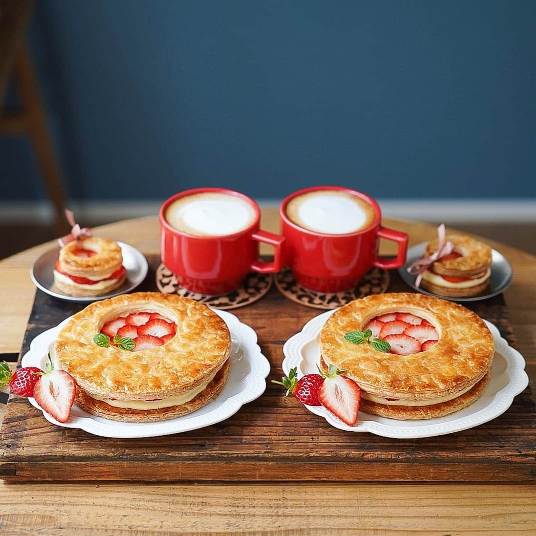 junjunのインスタグラム：「🍓  お皿の上にスーパームーン🌕🌕  天板でぎゅっと挟んで パリッパリに焼きあげたパイに トロトロのクレームディプロマットといちごをサンド 手掴みでかぶりつきたい ガリゲット風新感覚ミルフィーユ  @ouchicafe_jp #秋冬ほっこりおうちカフェ  #ミルフィーユ #いちごのミルフィーユ #パイ #いちごのパイ #おうちカフェ #うちかふぇ #ホムカペ #cafestagram #カフェスタグラム #instacafe #カフェ部 #カフェ好きな人と繋がりたい #homemadesweets #手作りおやつ #今週もいただきます #キッチンからlove #私のおいしい写真 #インスタ探検隊 #Hanakogram」