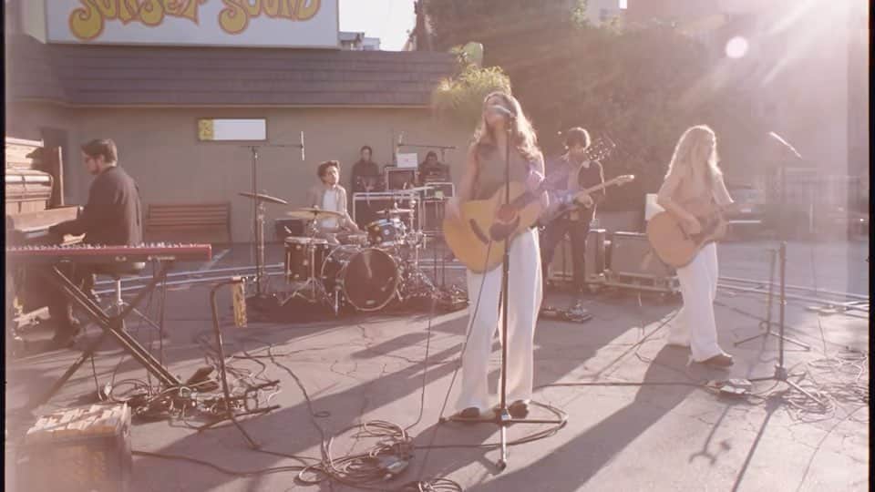 のインスタグラム：「“Pretty Places” live from GMA 🥰 (full performance)  See you on tour in exactly 2 months! First stop, Sacramento.  alyandaj.com 🎫」