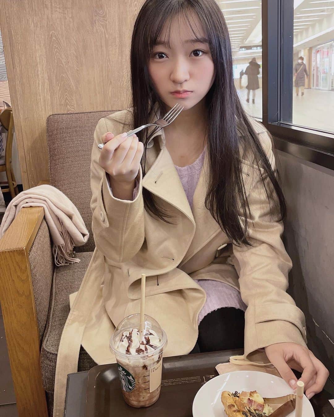 前野えまさんのインスタグラム写真 - (前野えまInstagram)「久々のスタバ🧋💕 ・ ・ #スタバ #カフェスタグラム #カフェ部 #カフェ活  #jkの素敵な思い出 #18歳 #高校3年生   #starbucks #coffee #coffeetime #breaktime #cafe #cafestagram  #followme #tagsforlikes #tflers #tagsforlikesapp #actress #actor #girl #photography #portrait #japanesegirl #portraitphotography #daily_phot_jpn #japan_daytime_view」2月3日 8時09分 - maeno_ema