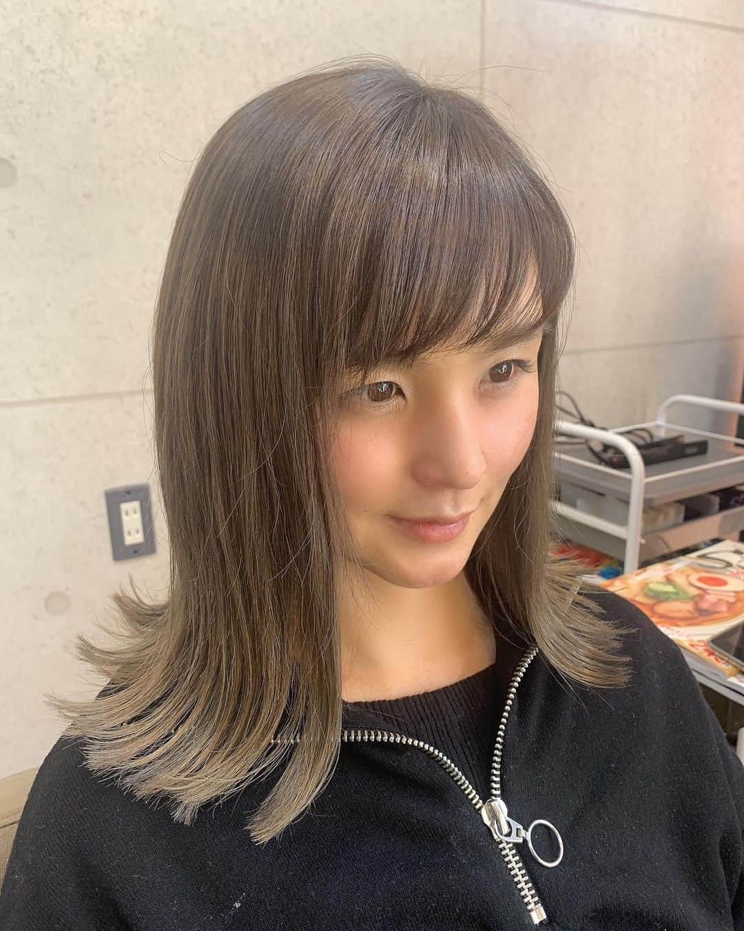 田中幸のインスタグラム：「✴︎美容💇‍♀️ . . . 仕事終わりに行きつけの美容院 1人で過ごせる仕事以外の時間 有難すぎて泣ける😭  @rad_hair_2019  最近、落ち着いた このカラーが好み♡  私のポテンシャルを維持するには この時間大事 時間をくれた家族に感謝✨  いつもハッピーを与えてくれる 美容の仕事って 素敵だなーと、改めて想う今日😳❤️‍🔥  寒い日も、まだまだ続きそうだけど 気分上げて行きましょ😎☀️ . . . #FM軽井沢 #ラジオ #ハッピーラジオ #北京オリンピック #開幕」