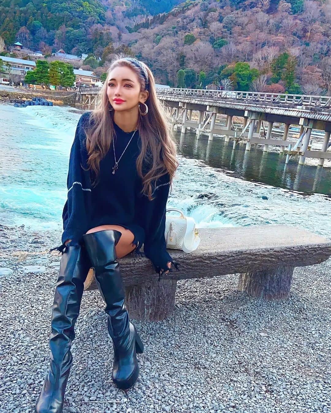 藤木そらさんのインスタグラム写真 - (藤木そらInstagram)「.⁡ ⁡.Speaking of Kyoto, it's Arashiyama ❤️😍 I went to Geino Shrine for the first time, but it was a fresh and wonderful place 💕✨⁡ ⁡.⁡ ⁡.⁡ ⁡.そうだ京都に帰ろう😍‼️💕✨さくっと場面でグルメ旅してきたょ(̨̡ ◜𖥦◝)̧̢☘️🎶✨⁡ ⁡.⁡ ⁡.⁡ ⁡.駅弁から電車旅は楽しいよね♥️♥️美味しいもの食べて、芸能神社にお参り行って満足✨✨⁡ ⁡.⁡ ⁡.⁡ ⁡.移動時間より、滞在時間の方が俄然短い😂😂あるあるだけど、場面がすきやねんな✌🏻️´-⁡ ⁡.⁡ ⁡.⁡ ⁡.⁡ ⁡.⁡着用のネックレスは @choice0610official で販売開始したょ🥺🤟✨藤木そらのセレクトショップで販売中❤️❤️男女兼用だから、ぜひオソロっちしましょ♥️🍏💙💕⁡ ⁡.⁡ ⁡.⁡ ⁡.⁡ハイライトからも見れます❤️✨‼️⁡ ⁡.⁡ ⁡.⁡ ⁡.⁡ヘア @lapis_satsuki にしてもらってるょ( ᵒ̴̶̷̤-ᵒ̴̶̷̤ )お気に入り😍💘⁡ .⁡ ⁡.⁡ ⁡.⁡ ⁡.⁡ ⁡.⁡ ⁡.⁡ ⁡. ⁡. ⁡. ⁡.⁡ ⁡.⁡ ⁡.⁡ ⁡.#芸能人お忍び #芸能神社  #京都神社 #神社巡り  #神社フォトコンわたしと神社  #嵐山 #食べ歩き #そうだ京都行こう  #Kyoto #travelpic  #tripgram  #japanphoto  #jp_portrait部  #アクセサリー #ネックレス #プレゼント選び」2月3日 20時10分 - sorafujiki