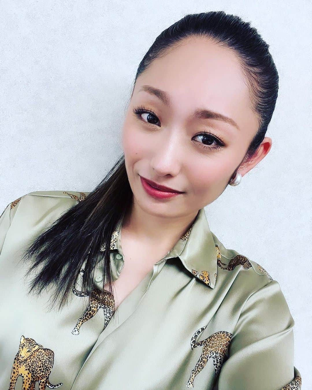 安藤美姫のインスタグラム：「I was on TV and drew a picture!:)  “プレバト” ご覧になってくださった皆様 ありがとうございました！  俳句→才能なしから凡人へランクアップ 色鉛筆→才能あり  俳句はやっぱり難しいですが前回よりは少し成長できたかなと思います！ 色鉛筆は1位を狙っていたので正直悔しかったですがまだまだだなと感じたので またリベンジしたいです🙏💪  お題のヤカンもなかなか苦戦しましたがやっぱり絵を描くのは集中できて心が落ち着く気がします😌  また頑張りたいです💪💪💪  #プレバト #楽しかった #リベンジ #頑張ります #安藤美姫 #mikiando #俳句 #色鉛筆」