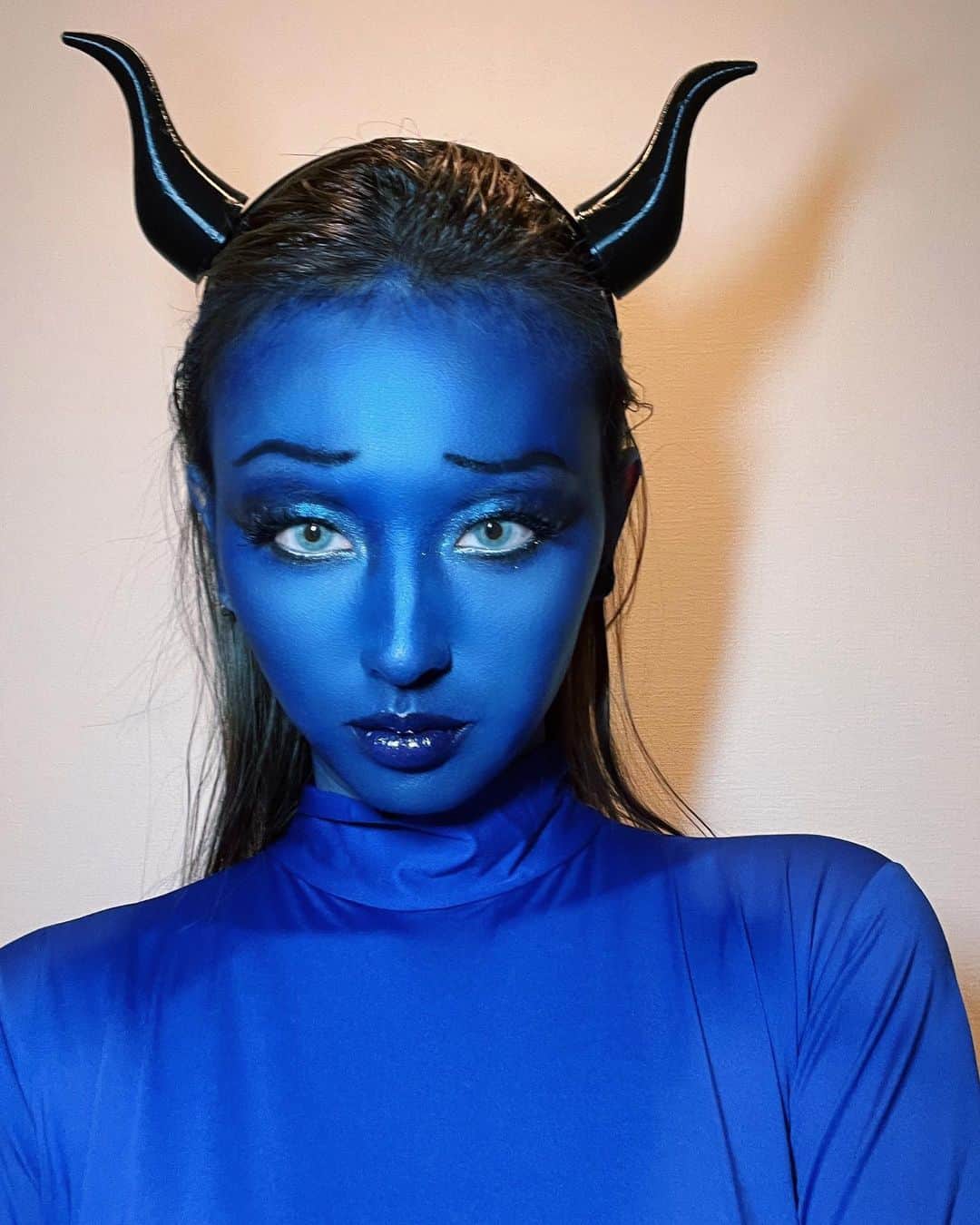 のインスタグラム：「こんばんは、青鬼です👹💙 あれから1年。 責任をもって（？）青もやらせていただきました。 今年は相方ができまして @saki_nakashima  2人分の鬼メイクをしました🎭 去年の反省をいかし、今回はフェイスペイントも用意しつつ、青鬼のアイシャドウはPat McGrath、リップは懐かしのバルマン×ロレアル、つけまつげはM･A･Cです。 #いらない情報 鬼コスはもう今回で終わりにしたいと思っています。（万が一需要があれば検討します👹） みなさんの健康と幸せを願って...良い節分ナイトをお過ごしください！ #ファビュラス鬼 #鬼メイク #赤鬼 #青鬼 #節分」
