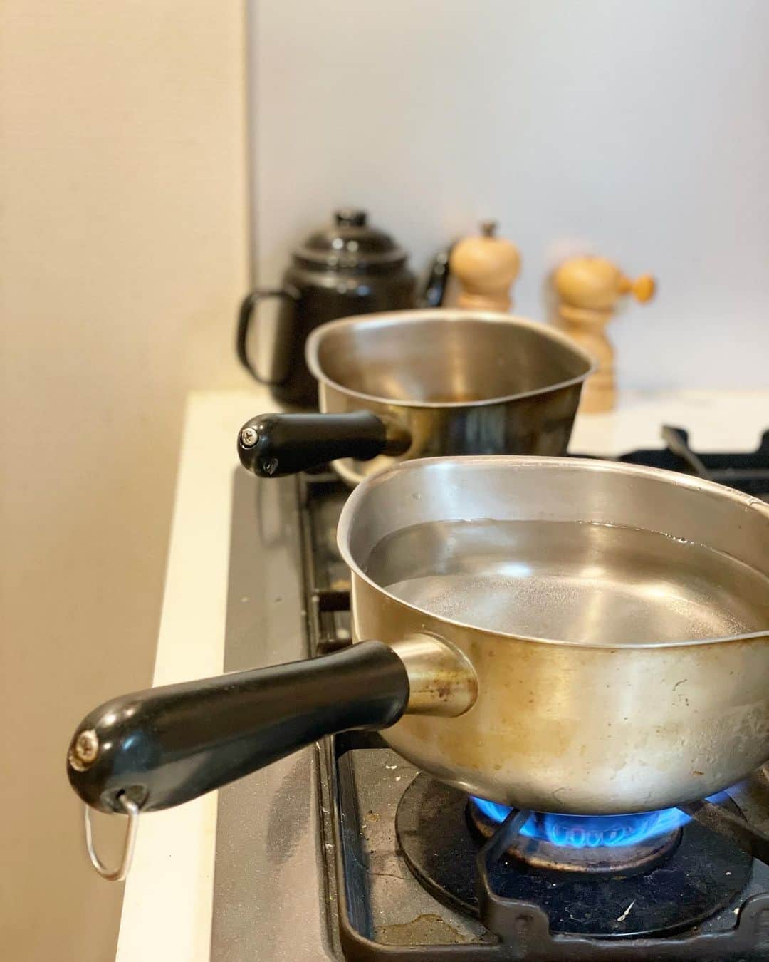 猫沢エミさんのインスタグラム写真 - (猫沢エミInstagram)「ついに。  鍋2個という限られた機材で食事を作る、家の中でキャンプ期に突入🔥  すっごくねこしきっぽい😂  鍋2個あれば、なんでも作れるんじゃーい。  バッチコーイ。  #猫沢飯　#ねこしき　#猫沢エミのインターナショナル五十路ライフシフト」2月3日 20時42分 - necozawaemi