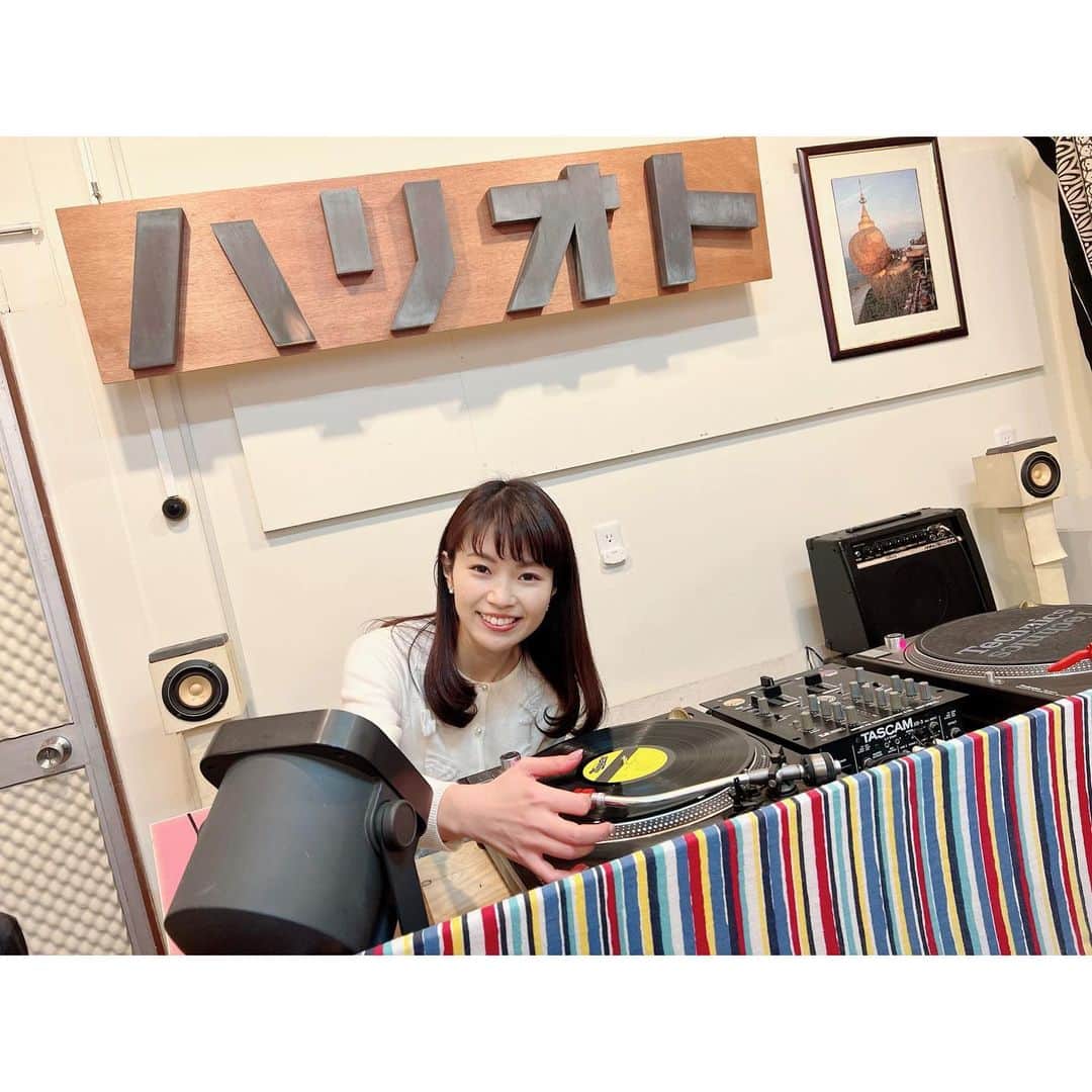 唐川美音のインスタグラム：「*  アナログレコード人気再燃！？ 生まれて初めて、 レコードに針を落としてみました✨ ワクワクが止まりませんでした😳  人気の理由を探るべく、 岡山市のレコード専門店を取材♪ オーナー手作りの素敵なお店でした！🌸  詳しくは明日の「ななスパBIZ」 夕方4時59分〜ぜひご覧ください😊  #ななスパbiz #せとトレ #アナログレコード #人気再燃 #レコード専門店 #ハリオトレコードストア」