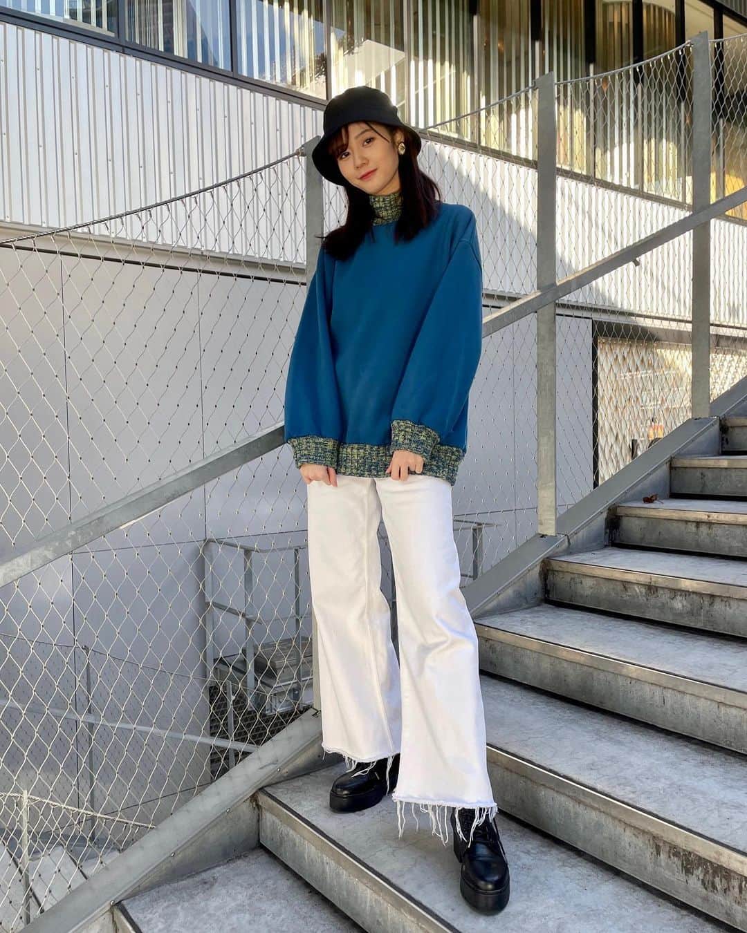 杉浦みずきのインスタグラム：「. バケハゆるっとコーデ💙 最近こういうスタイルにもはまってる  バケハは妹の🤭  トップス　@jouetie_official  パンツ　@zara  厚底　@mercuryduo_com ・ ・ ・ ・ #ootd #バケハ #バケハコーデ #トレーナー #トレーナーコーデ #トレーナー女子 #バンツコーデ #白パンツ #カジュアルコーデ #厚底 #厚底ブーツ #jouetie #zara #zaraコーデ」