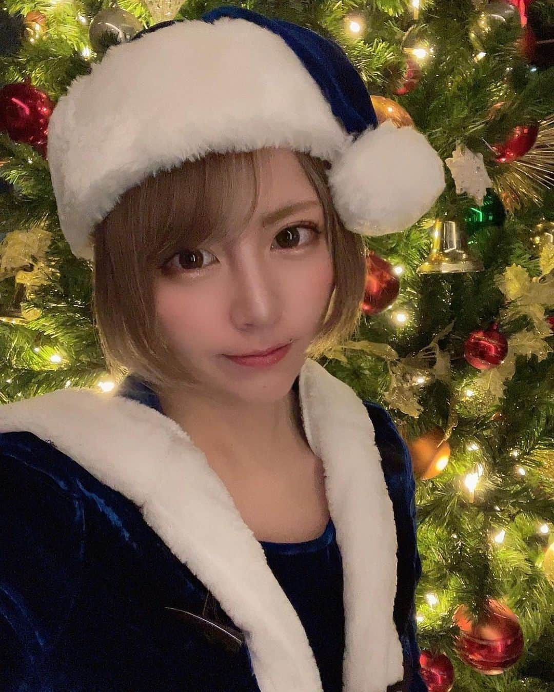 篠崎ゆうきのインスタグラム：「★  Xmas🎄 あげるの忘れてた🙇🏻‍♀️💧  誰かクリスマスプレゼントちょだい💓爆笑  #今日から毎日投稿頑張る #2月3日節分 #まだ豆まきしてない #節分 #クリスマス #サンタさん #サンタコスプレ🎅  #あげるの忘れてた #篠崎ゆうき #ぽこちゃのゆぴぴ」