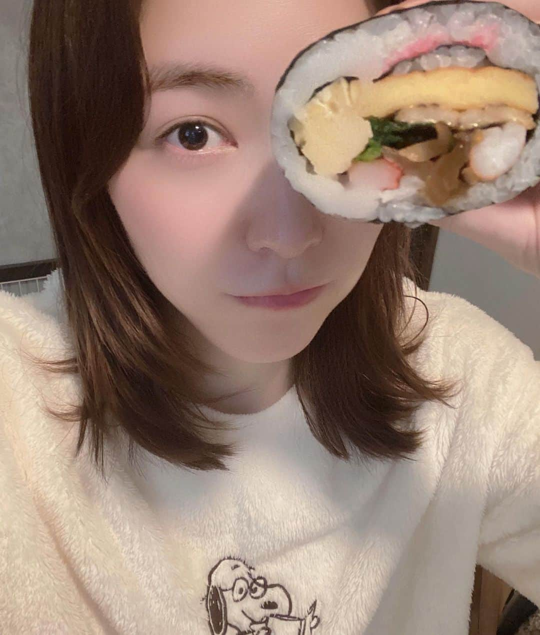 松井珠理奈のインスタグラム：「皆さまは恵方巻き食べましたか👹？？ 願い事を考えてたら2枚目の写真みたいに悪い顔になりました👶🏻→😈💕 #理想 と #現実 の写真みたい😂  #節分 #福は内  #恵方巻き  #北北西  #願い事  #みんな の #夢 が #叶いますように  #前向きに  #自分らしく  #自分の人生  #悔いのないように  #素直に  #生きる  #やりたいことをやる  #楽しむ  #焦らず  #🐢  #😈  #👹  #❤️」