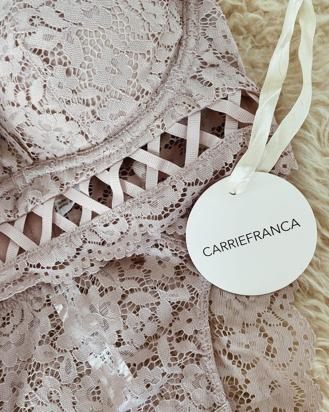 石塚絵梨さんのインスタグラム写真 - (石塚絵梨Instagram)「@carriefranca 🤍 新作lingerie💕 計算された着け心地がとっても 気持ちが良いの🥺💘 アンダーのクロスデザインや、 レースのシルエットが着けると と〜っても素敵なんだ💕  @sakinanba さん❤️ 素敵なlingerieありがとうございます🌹😌  #carriefranca #カリフランカ#ランジェリー #ルームウェア」2月3日 21時20分 - ishi_eri1213