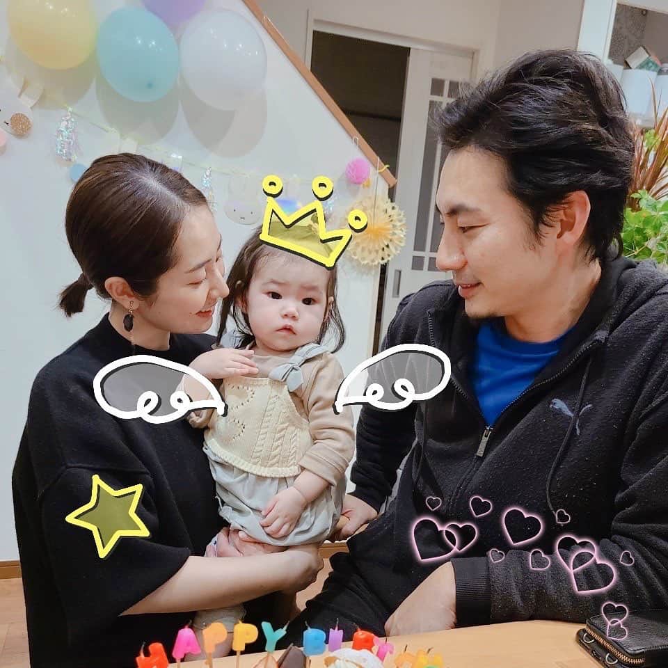谷桃子のインスタグラム：「家族写真♡♡ コモモちゃん✨一歳のお誕生日おめでとう(*´꒳`*)💓✨  #コモモちゃん成長日記  #一歳 #パパ #ママ #コモモちゃん」