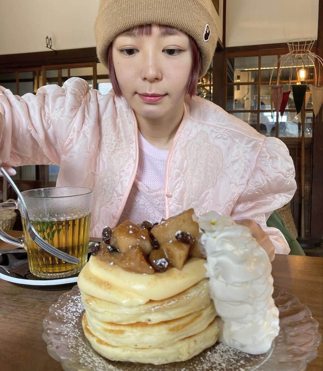 ファンタジスタさくらださんのインスタグラム写真 - (ファンタジスタさくらだInstagram)「なかなか思い通りに動けない日々ですが @cafe_sakanoshita のアップルシナモンとカスタードのパンケーキを食べて、ぷーちゃんをなでなでさせてもらえば大丈夫🐱」2月3日 12時52分 - fantasista_sakurada