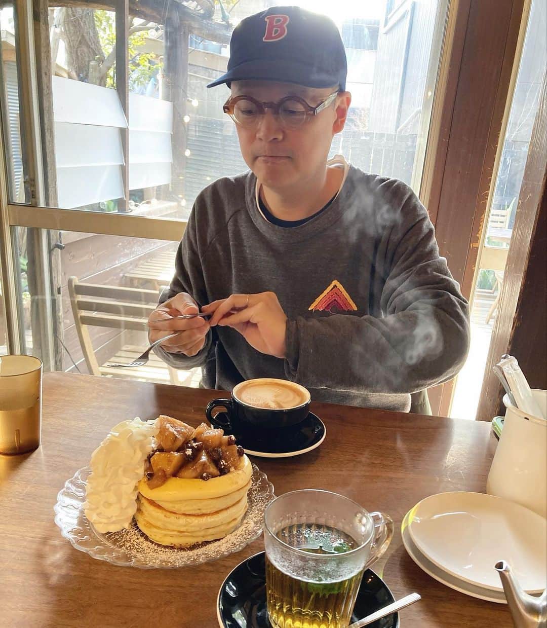 ファンタジスタさくらだのインスタグラム：「なかなか思い通りに動けない日々ですが @cafe_sakanoshita のアップルシナモンとカスタードのパンケーキを食べて、ぷーちゃんをなでなでさせてもらえば大丈夫🐱」