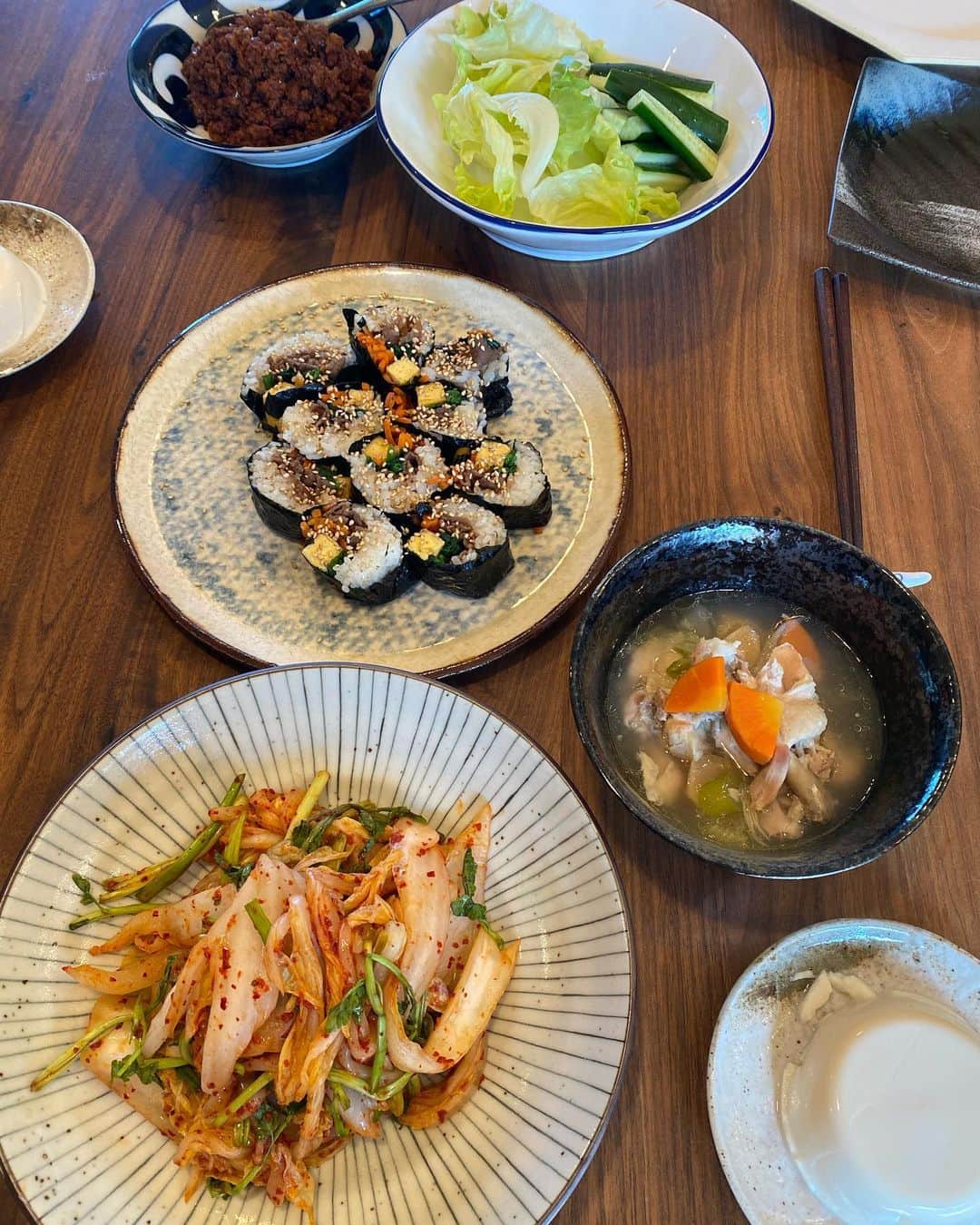 潮田玲子さんのインスタグラム写真 - (潮田玲子Instagram)「玲子飯。 昨日はハヤシライス〜🥄 ちょっとトマト感が強くなっちゃった🙏😵 別の日はご飯ジャパンで習った浅漬けキムチをまたもや作りました✌️完全にハマっちゃってる🤣 巻き方失敗しまくりなキンパなど、韓国料理も最近作りましたー！ 今日の節分はお肉入りの海苔巻きが良いそうなので今日こそは上手に巻きたい😀🙆‍♀️  #玲子飯 #ハヤシライス #ケールサラダ #参鶏湯風スープ #浅漬けキムチ #肉味噌レタス包み #キンパ」2月3日 13時27分 - reikoshiota_official
