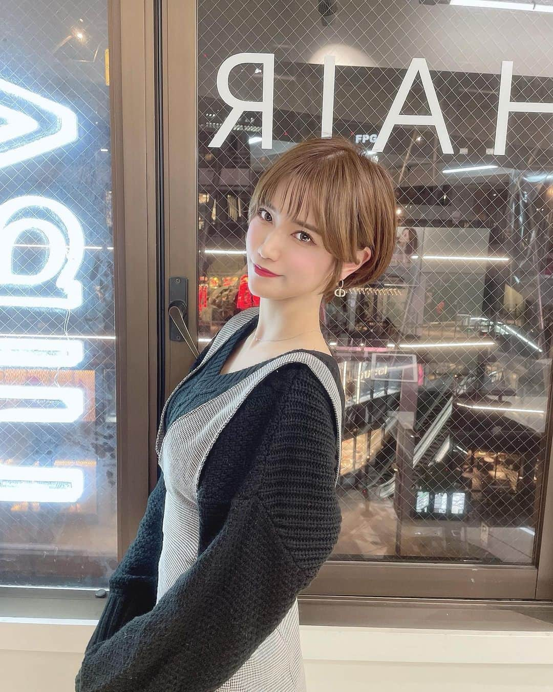 相良ましろさんのインスタグラム写真 - (相良ましろInstagram)「. new hair...♥  いつものショートカット( #Tショート)にして カラーとトリートメントも💇‍♀️明るくしてもらったよ❤️  ブリーチはしたくないけど明るくしてくださいって無謀なこと言ったのにブリーチなしでここまで明るくなるの天才すぎ🥺お気に入りだ〜  いつも理想の髪にしてくれてありがとうございます😚✨ @tetsuya.t.vain   . #newhair #美容室 #ブリーチなし #ブリーチなしカラー #ショートカット #ショートヘア #丸みショート #vain #渋谷美容院 #美容day #コスプレ #コスプレイヤー #グラビア #グラビアアイドル #モデル #ビジョビ #女子力向上委員会 #女子力向上計画 #shorthair #cosplay #cosplayer #gravure #shortcut #shorthair #instagood  #instafashion #selfie #kawaiigirl #japanesegirl #model」2月3日 14時45分 - mashiro_sagara