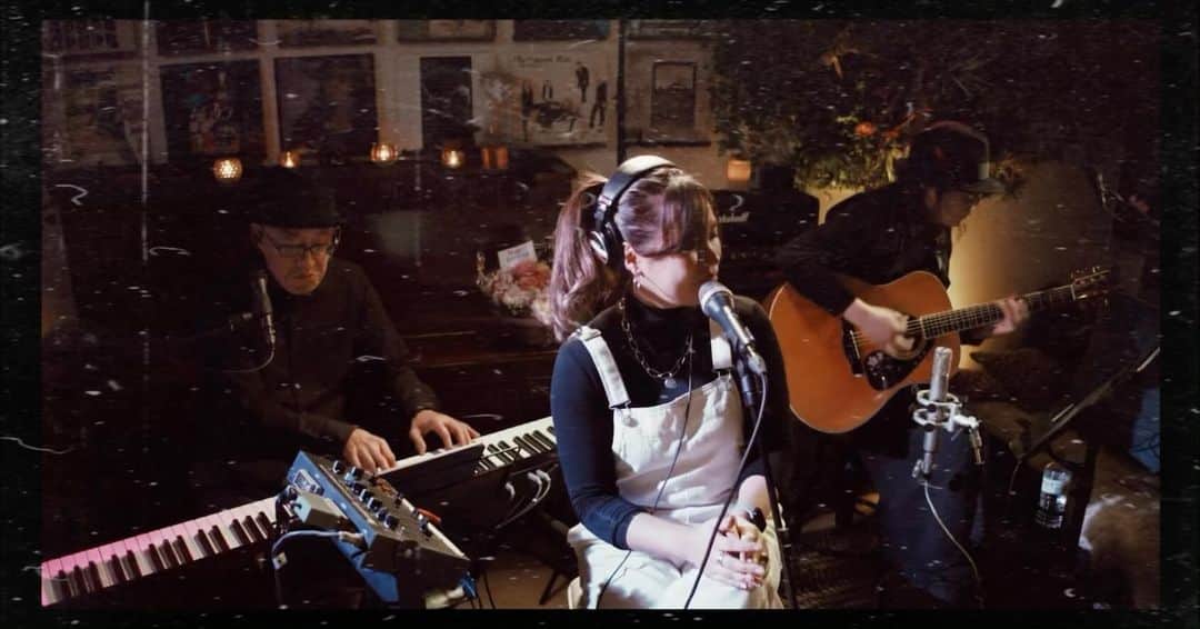 二宮愛のインスタグラム：「what more can I ask for?! Piano #大山泰輝 Guitar #高橋圭一 my besties🕺  Mr.Keiichi Takahashi and Mr.Taiki Oyama  #aininomiya #二宮愛 #カバー #youtube #youtubevideos #youtuber #livemusic #livestream #livestreaming #singer #song #cover #coversong #youtubesubscribers #thankyou #love #youtubesinger #music #musician #youtubemusic」