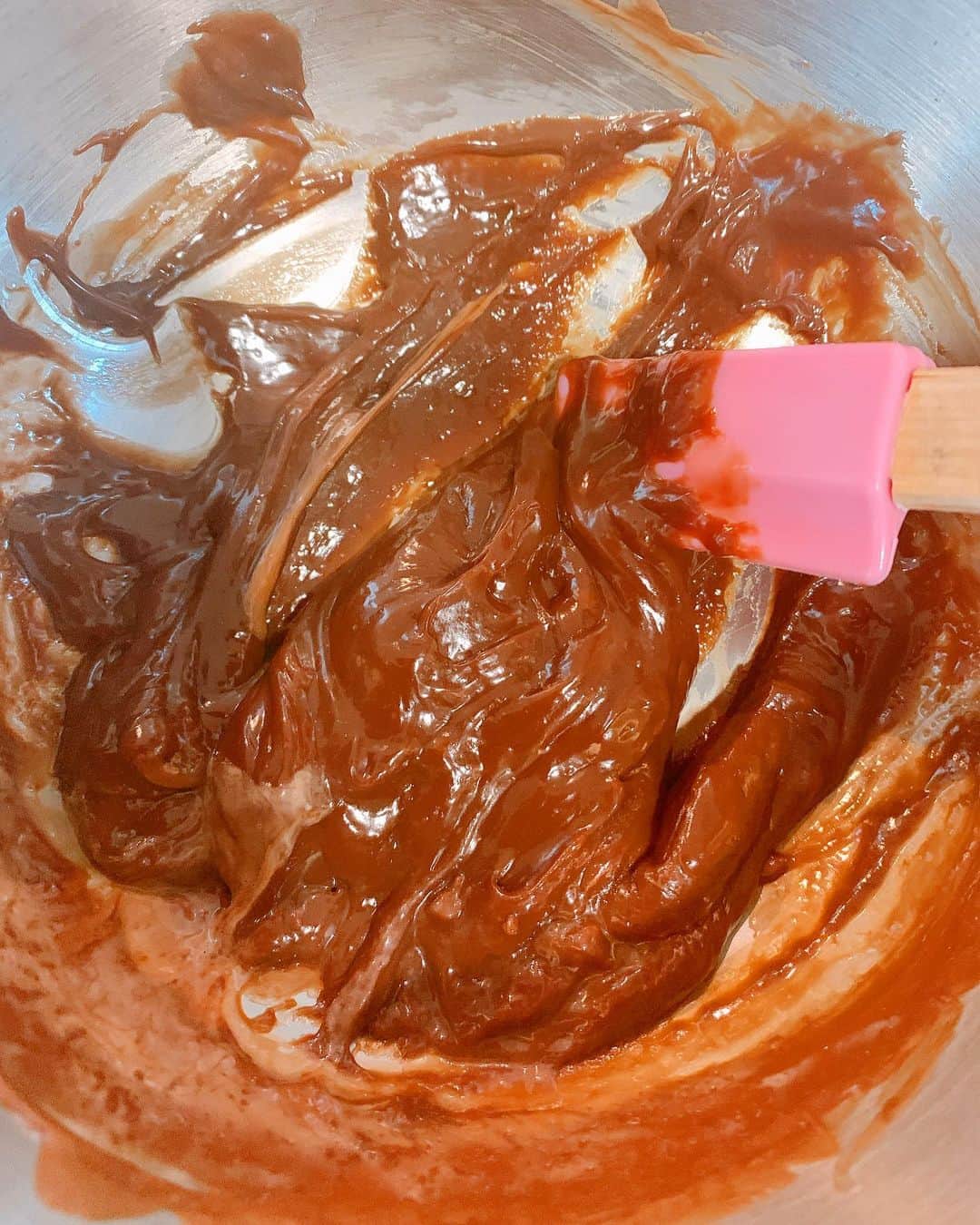 森崎友紀さんのインスタグラム写真 - (森崎友紀Instagram)「今日は節分。子供達からリクエストされたので、鬼さんカップケーキを作りました(^^)  バニラマフィンを焼いてから、いちごジャムで鬼の赤い顔に。 チョコレート入りのクリームを泡立てて髪の毛にしました。アポロと小枝でデコレーション。 ケーキを食べて鬼退治です！！ 子供達は3歳と5歳なので、まだ豆の誤嚥が心配で…ケーキなら安心です。  #森崎友紀#料理#cooking#手作り#おやつ#今日は節分#節分ケーキ#鬼さんカップケーキ#チョコレートクリーム#アポロ#小枝#ケーキで鬼退治」2月3日 15時37分 - morisakitchen