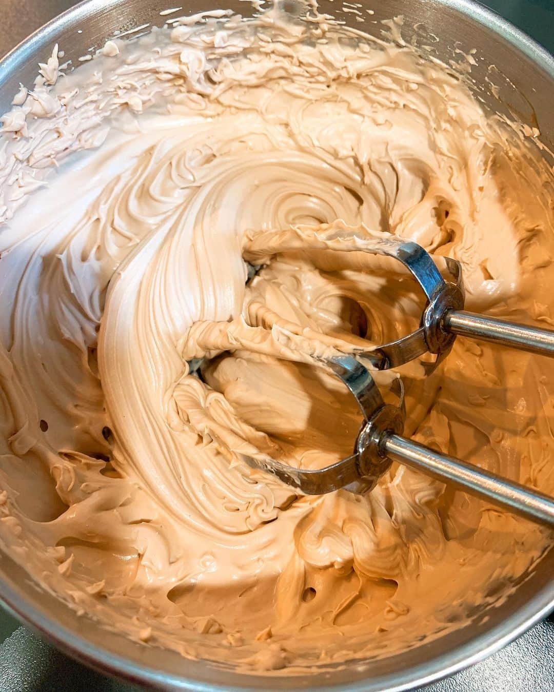 森崎友紀さんのインスタグラム写真 - (森崎友紀Instagram)「今日は節分。子供達からリクエストされたので、鬼さんカップケーキを作りました(^^)  バニラマフィンを焼いてから、いちごジャムで鬼の赤い顔に。 チョコレート入りのクリームを泡立てて髪の毛にしました。アポロと小枝でデコレーション。 ケーキを食べて鬼退治です！！ 子供達は3歳と5歳なので、まだ豆の誤嚥が心配で…ケーキなら安心です。  #森崎友紀#料理#cooking#手作り#おやつ#今日は節分#節分ケーキ#鬼さんカップケーキ#チョコレートクリーム#アポロ#小枝#ケーキで鬼退治」2月3日 15時37分 - morisakitchen