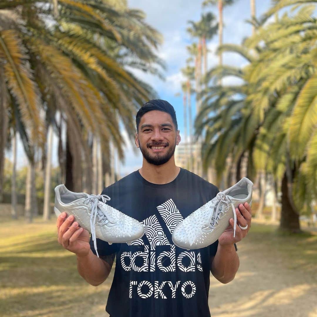 ラファエレ・ティモシーのインスタグラム：「Loving the new colourway 😍🔥 @adidasrugby @adidastokyo #createdwithadidas #adidas #rugby」