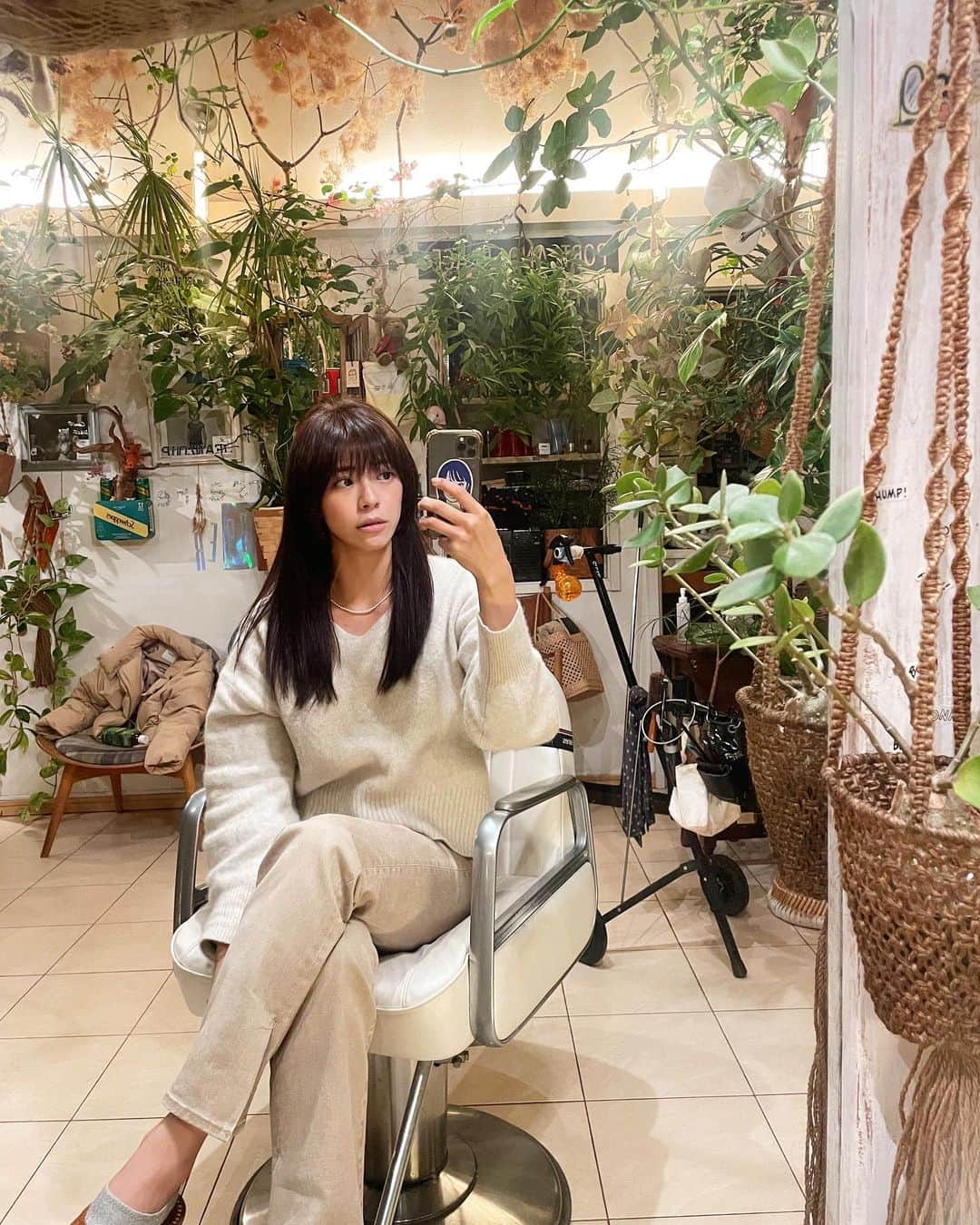わちみなみのインスタグラム：「✂︎  好きなヘアスタイルの話をしながら切ってもらった✨✨ 高校から好みは変わらず。。  #haircut  ビョークみたいに、、！！とか言いつつ気持ちハンソヒ風に、、😂♡可愛すぎます」