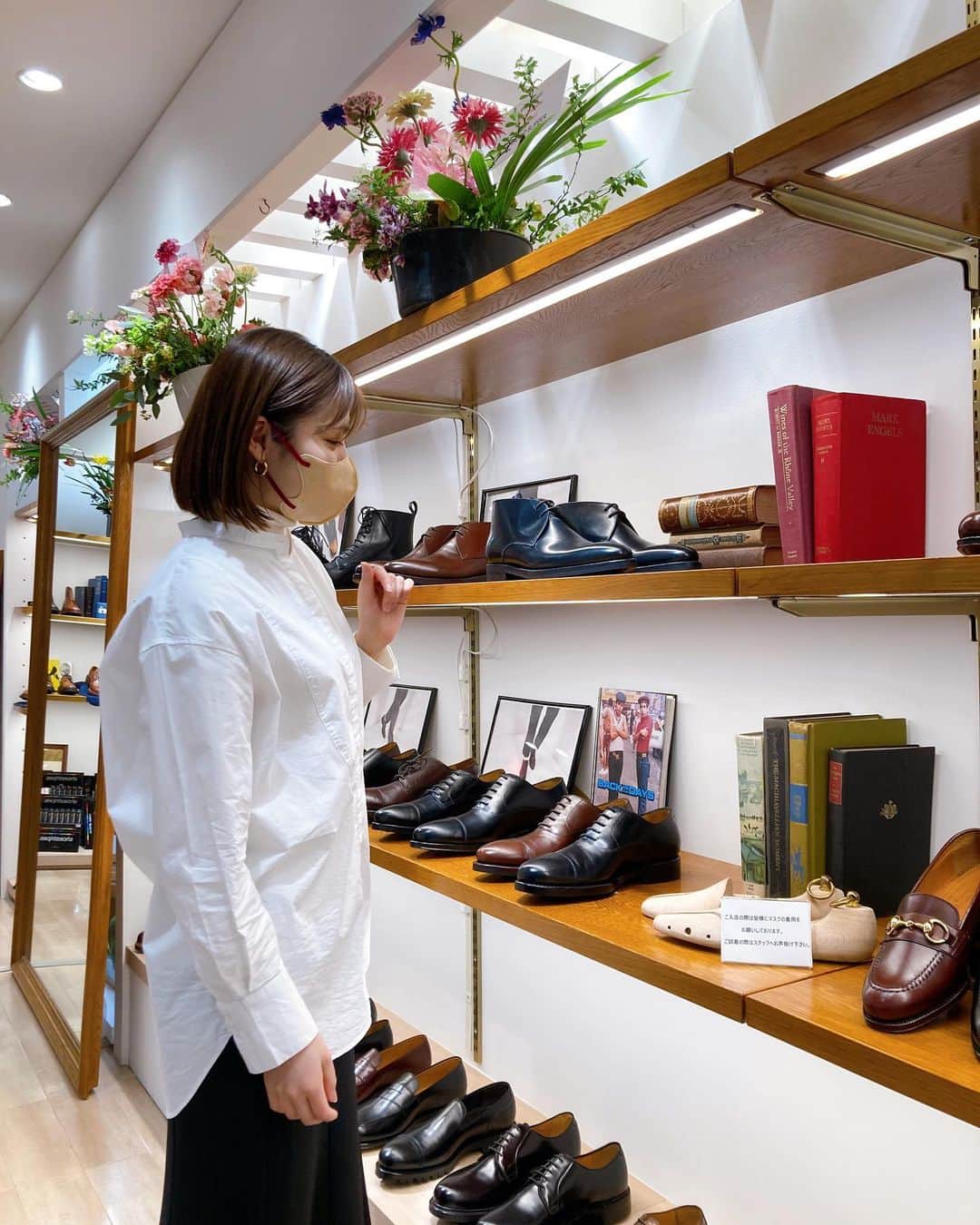 吉田晴香のインスタグラム：「オーロラタウン、丸井今井に 移転オープンする『SHOE LIBRARY』 一足先にお邪魔させていただきました👞♡  お店の名前の通り、 まるで靴の図書館にいるみたいでした😳 世界中からセレクトした 上質でお洒落なシューズが沢山並んでいます！  その中でお気に入りの一足に出会えました😌 可愛すぎ🥰ずーと長く長く愛用していきます！  もちろん、男性もののシューズも 豊富に揃っているので ぜひ皆さん、行ってみてください👞❤️  #SHOELIBRARY#シューライブラリー#shoes #ジャランスリワヤ#ローファー」