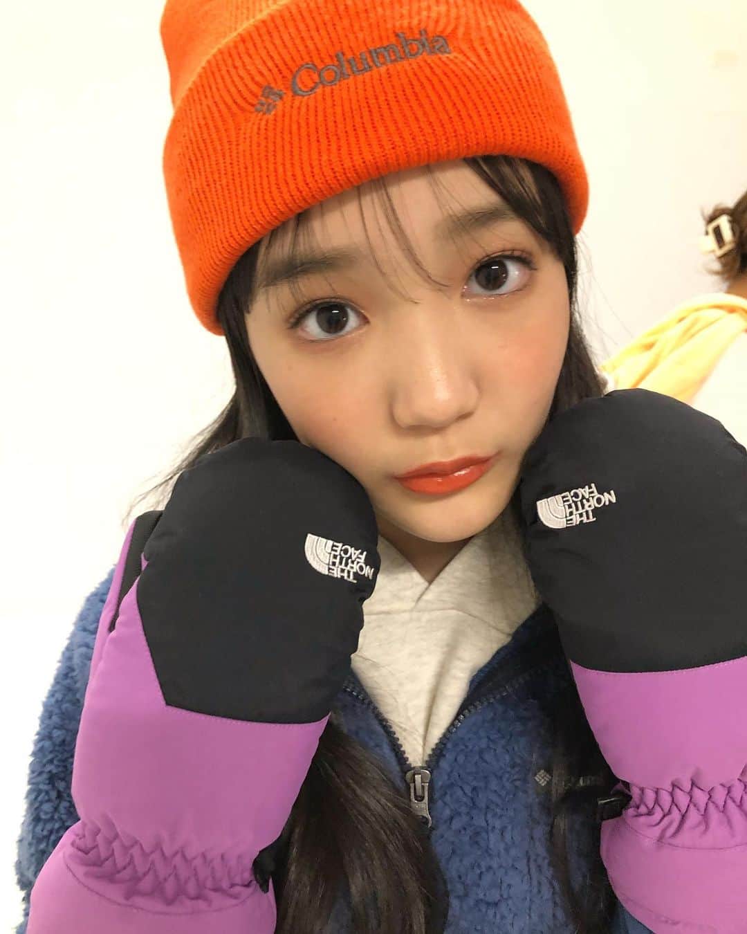 ニコ☆プチのインスタグラム：「サナにきゅんっ⛄️🧤🧡🧡 今日もあったかくして過ごしてね😮‍💨 #ぜんぶゆきのせいだっ #ニコプチ #オフショ #石原咲奈」