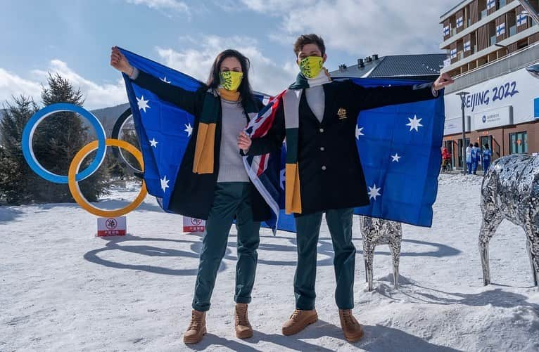 ブレンダン・ケリーのインスタグラム：「What an incredible honour to lead this years Aussie Olympic team with Laura!! Beyond excited and over the moon!! 💚💛🇦🇺 AUSSIE AUSSIE AUSSIE - OI OI OI!!」