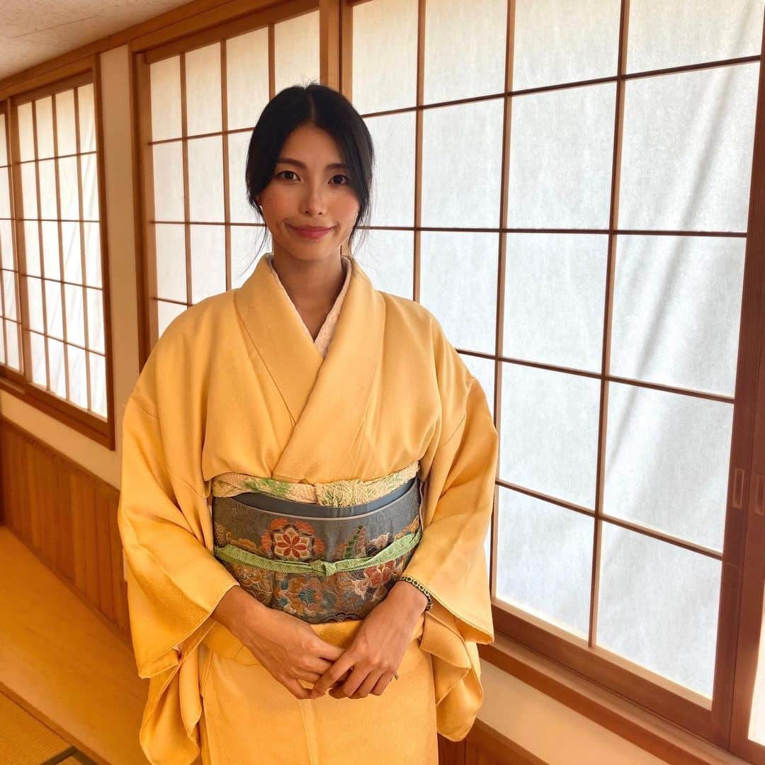 宮本あかりのインスタグラム：「今年から着付け教室に通い始めました👘 亡くなったおばあちゃんがもともと着付けの先生だったこともあり、幼い頃から着物と触れ合う機会は多い方だったけど、自分1人では着れなかったのでこれを機に私も日本の女性としておばあちゃんやお母さんのように成長できたらいいな🇯🇵 おばあちゃんは和裁も得意で、私のために仕立ててくれていた着物もあるので、綺麗に着れるようになるのが楽しみです！ 写真はまだ1回目の教室の時で、全然綺麗に着れなかったけど...😂 . #着物  #きもの女子  #きものすきな人と繋がりたい  #着物女子  #kimono  #kimonostyle  #kimonofashion  #japanesegirl」