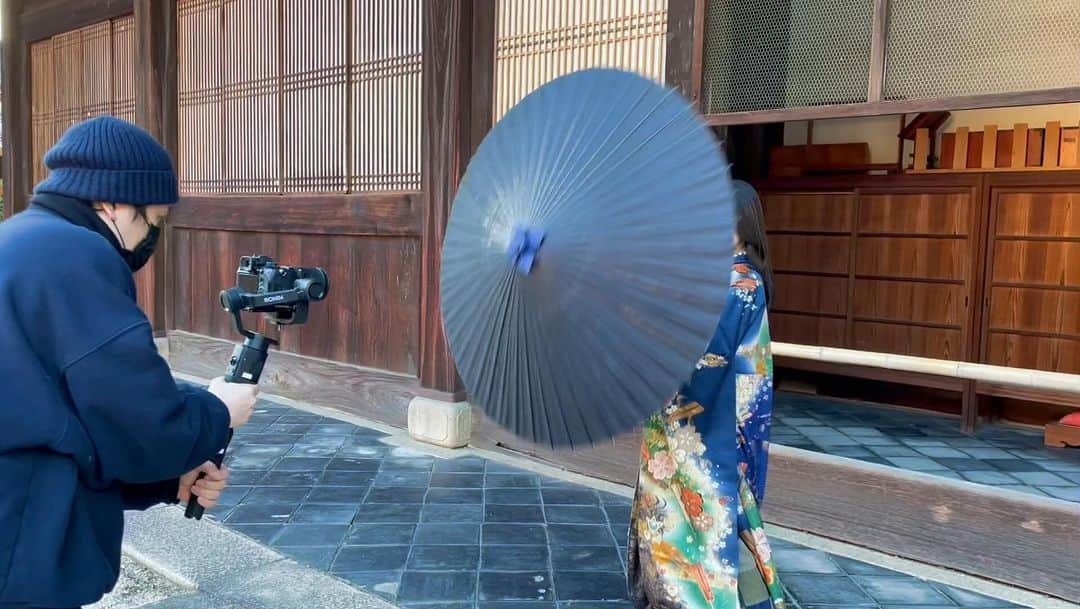 honoka のインスタグラム：「cerebrate のMVで羽織っていたこの着物 実は母の振袖なんです🥰👘✨  ２０歳のとき成人式に行けず、、 前撮りもしなかったから 着るタイミングを逃していたのですが🥲 まさかこんなタイミングで 着ることになり、、 MVで大活躍でした！！  今回萬福寺さん協力の元 たくさん綺麗な場所で撮影させて頂き 本当に素敵な映像に仕上がりました✨  #honoka_cerebrate #京都#宇治#萬福寺」