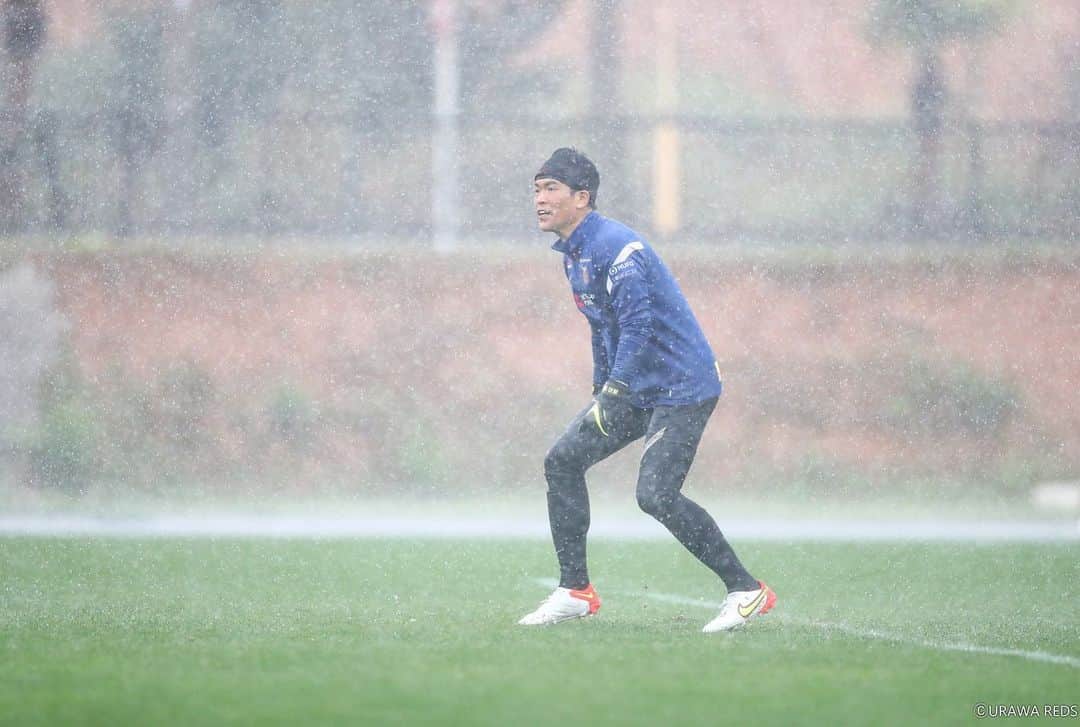 西川周作さんのインスタグラム写真 - (西川周作Instagram)「今日の沖縄は大雨☔️ でも大雨の中のサッカーは楽しいね⚽️ 久しぶりにこんな大雨の中練習しました👀  @yasukai18  フォローよろしくお願いします👌😁」2月3日 19時11分 - shusaku_nishikawa