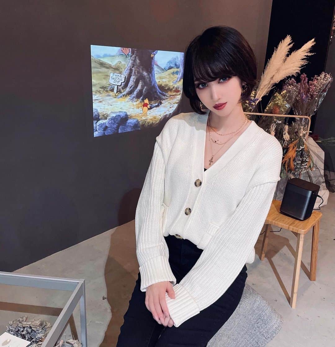 okamotosayaka のインスタグラム：「☕💐.°♡ . . . . . . . . #cafe#fashion#shorthair#makeup#cardigan#ootd#dryflower#hairstyle#shortcut#カフェ#カフェ巡り#ドライフラワー#ショートヘア#ショートカット#ファッション#カーディガン#黒髪#黒髪ショート#カーディガンコーデ#ネックレス#ファッションコーデ」