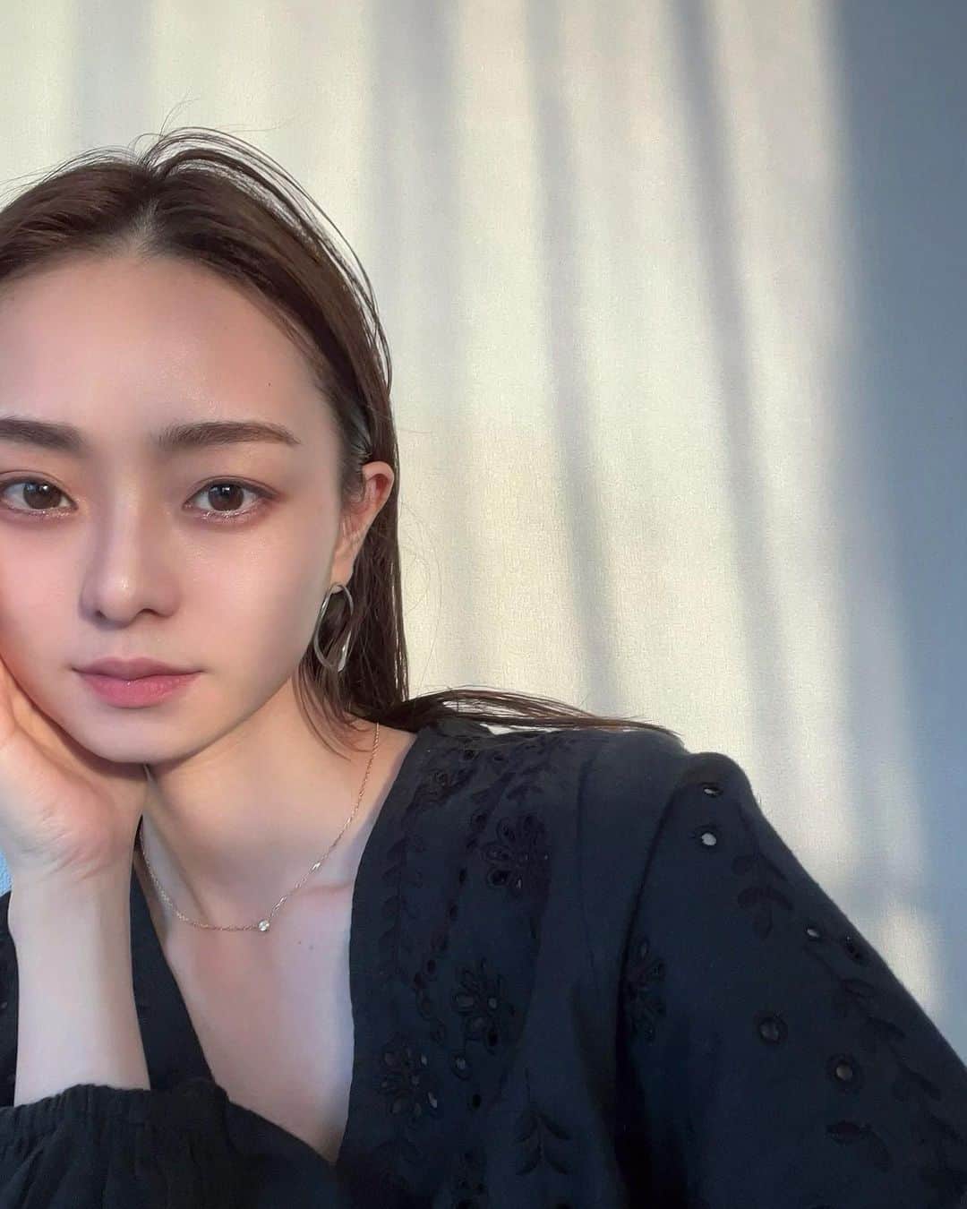 のインスタグラム：「先日撮影でしていただいたメイクが素敵だったので記念に📸  撮影前にまきのさん @5mree に眉整えてもらってよかった〜♡  ピアスは @lilas_jewelry.jp ♡」