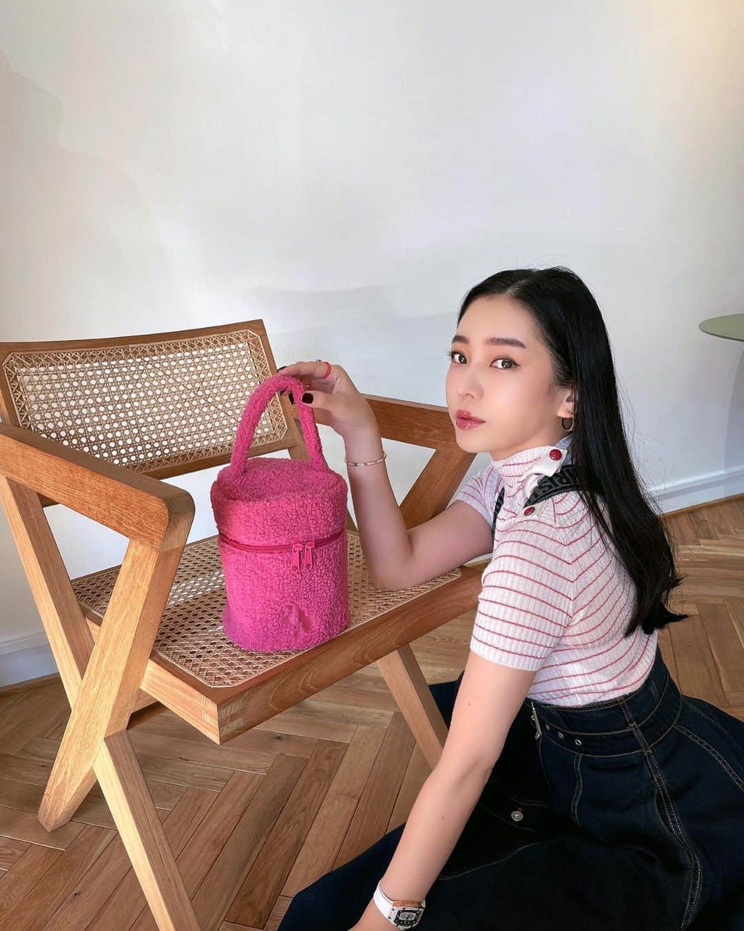 megbabyのインスタグラム：「もう一色は...strawberry vanity🍓🧸💖  みんなはピスタチオとストロベリーどっちがタイプ🥺？ 💚or💖コメントで投票してね📝  私は選べないからもちろん両方🤭 だって2つ合わせたらマグワートカラーだから💚💖🥺  @megood__beauty バレンタインイベントもうすぐ発表です😘🍫💓  #megoodbeauty #mgbskin」