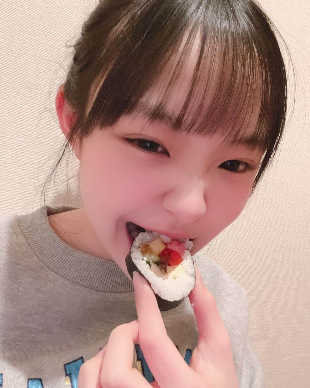 Hinataさんのインスタグラム写真 - (HinataInstagram)「. . 食べきれないから切ってもらったww . . #恵方巻き #節分 #なんで恵方巻きを食べるのかわからない #おいしかった😋」2月3日 19時55分 - hinachosugram