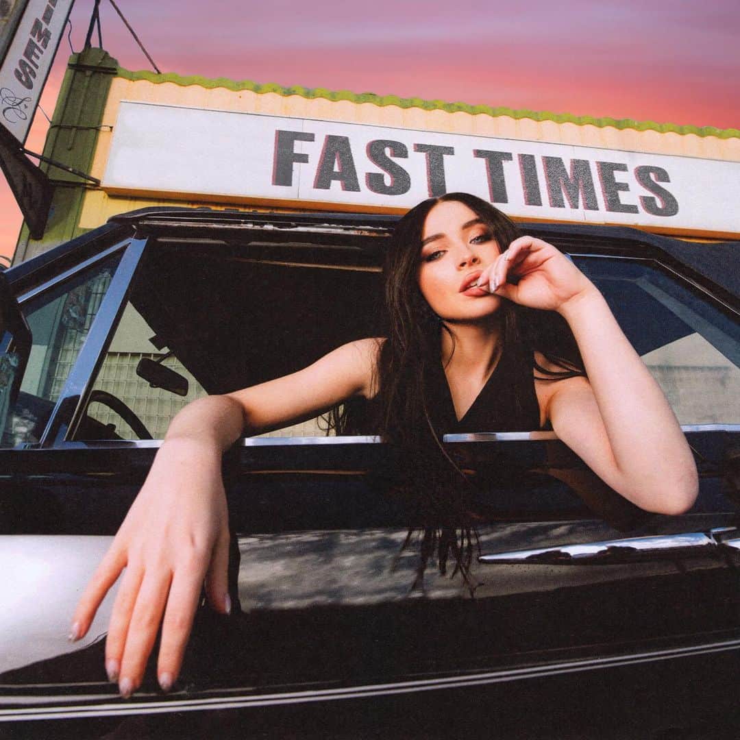 サブリナ・カーペンターのインスタグラム：「2/18   pre save link in bio ❤️‍🔥」