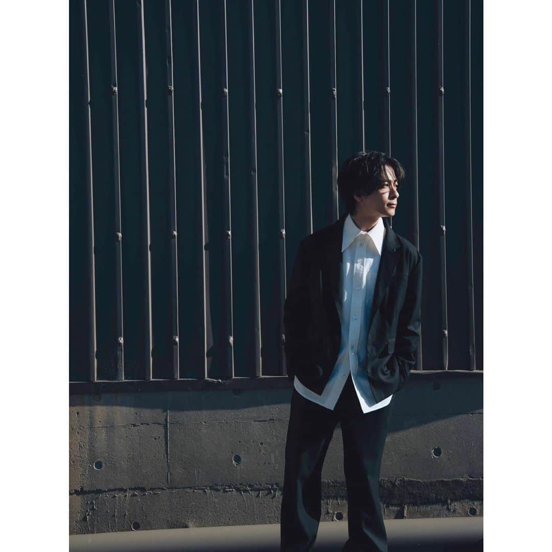 和田颯のインスタグラム：「. 28歳になりました。 沢山のメッセージありがとうございます！ そして「how」よろしくお願いします！ 皆さんに楽しく自分らしく着てもらえたら嬉しいです＾＾ 明日20時からインスタライブする予定なのでお時間ある方は是非！ ということで、28歳もよろしくお願いします😎  photographer / Kentaro Kambe @kanbepouty  hair＆make-up / Hikaru Mochizuki @hikaru.leo   #how #howwear #how_001」