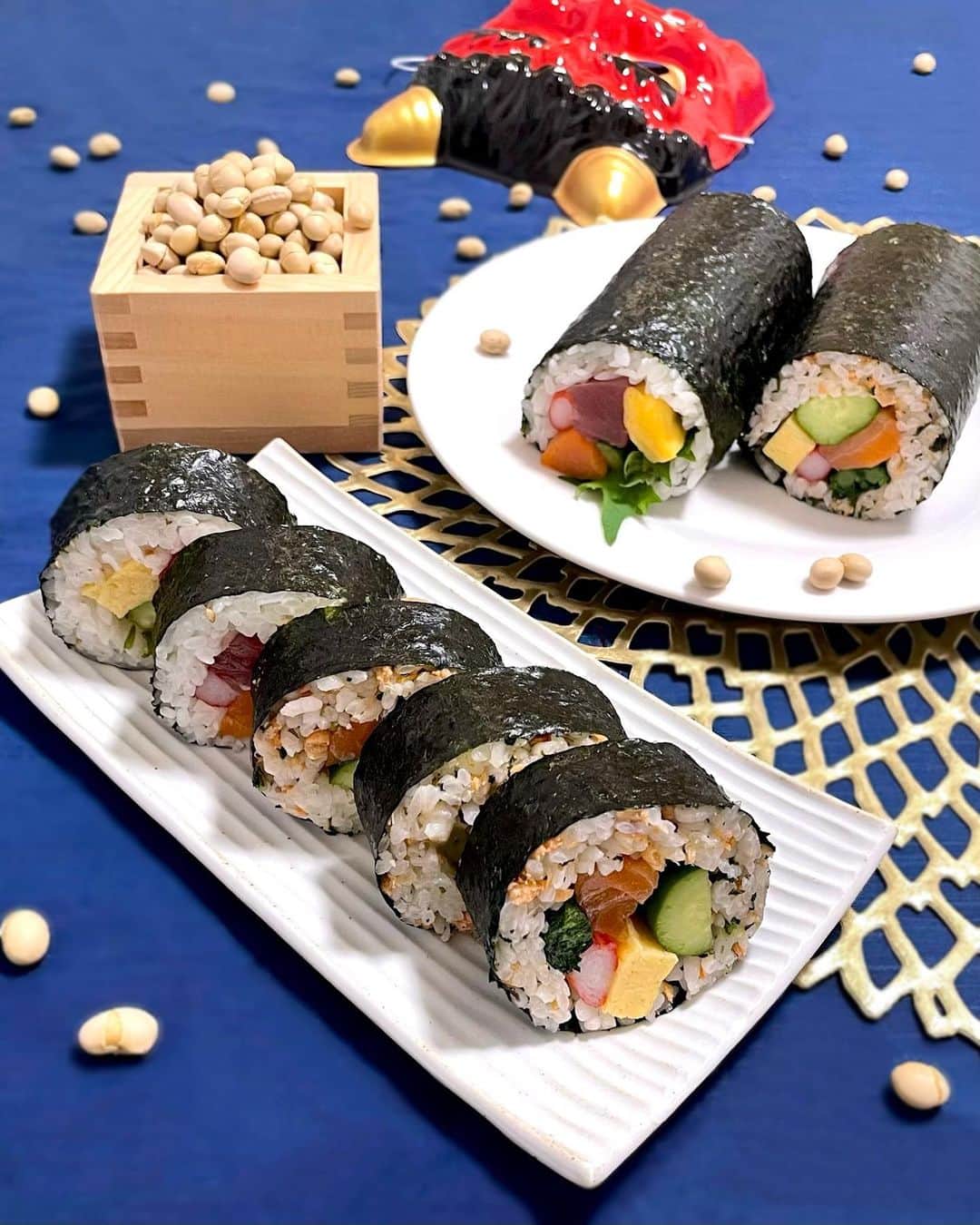 Manaさんのインスタグラム写真 - (ManaInstagram)「#節分の日 👹🍣💕 「鬼は〜外、福は〜内！！」 アレンジ恵方巻きを作りました😊💗💗 . 𝑬𝒉𝒐𝒎𝒂𝒌𝒊 (𝒔𝒖𝒔𝒉𝒊 𝒓𝒐𝒍𝒍) Eho-maki are thick sushi rolls which is believed to bring good fortune if eaten while facing the year’s “Eho” (good luck direction). . . 今年作ったのは ２種類✨ . 〈🍣海鮮のり巻き〉 白ごまと一緒に炊き込んだごはん🍚 具材▷とろサーモン、本マグロ、きゅうり、たまご、カニカマ、しそ . 〈🥒野菜のり巻き〉 青菜とほぐし鮭を混ぜ込んだごはん🍚 具材▷とろサーモン、きゅうり、たまご、カニカマ、春菊 . . お寿司は栄養が偏りがちなので いろいろな食材が食べられるように考えました🥰 . とても楽しかったです👩🏻‍🍳♥️ . . 大好きな家族、友人、フォロワーの皆さんの健康と 一日も早く世界中が元の生活に戻るようお願いしました . . . デザートには(5枚目〜) 甘い恵方巻きをお取り寄せ🍰 . 中学生の頃によく行った 思い出のスイパラ監修！☺️💓 . 見た目は恵方巻きそっくりですが全部スイーツ！ 食べると、あの思い出の味でした笑 . . . 皆さんは恵方巻き召し上がりましたか？💓😌 . . . . #節分 #節分ごはん #節分の日 #恵方巻 #恵方巻き #豆まき #鬼は外福は内  #鬼は外 #福は内 #北北西 #海苔巻き #のり巻き #海鮮巻き #巻き寿司  #本マグロ #とろサーモン #ロールケーキ #スイパラ #スイーツパラダイス #料理研究家 #管理栄養士#sushiroll #sushilovers #japanesesushi」2月3日 21時47分 - mana.tcy