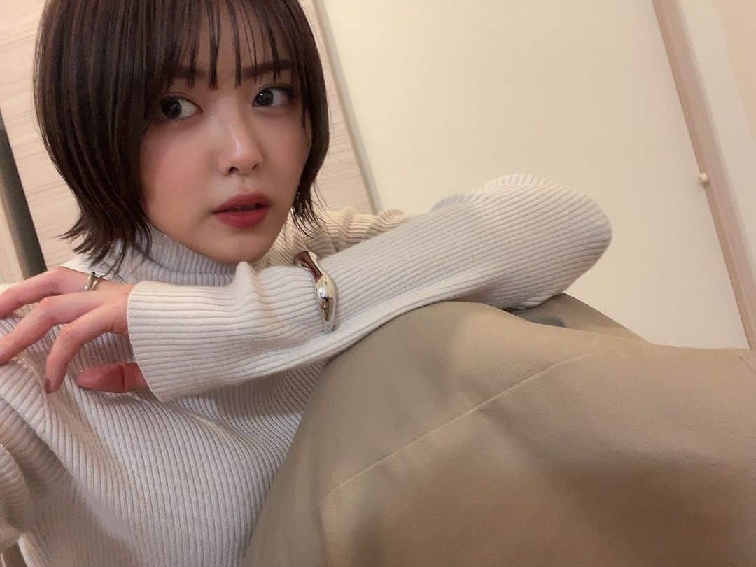 比良祐里のインスタグラム：「やっと美容院行けました✂︎ . 無理くりボブ風😌💓もう少し伸びないと綺麗なボブにはならなそうだ😂 . そして事務所にプレゼント贈って下さった皆様、ありがとうございました🙏💓今日受け取ってきました😌✨ . 今も変わらず応援して下さる事は本当に有難いことです🥺💓 年明けの撮影会で早めのお誕生日プレゼント下さった方々もありがとうございます🙏💓 . 大切にいっぱい使おー💓🙌 . . . #ショートカット #ショートボブ #ショートヘア伸ばし中  #ボブ」