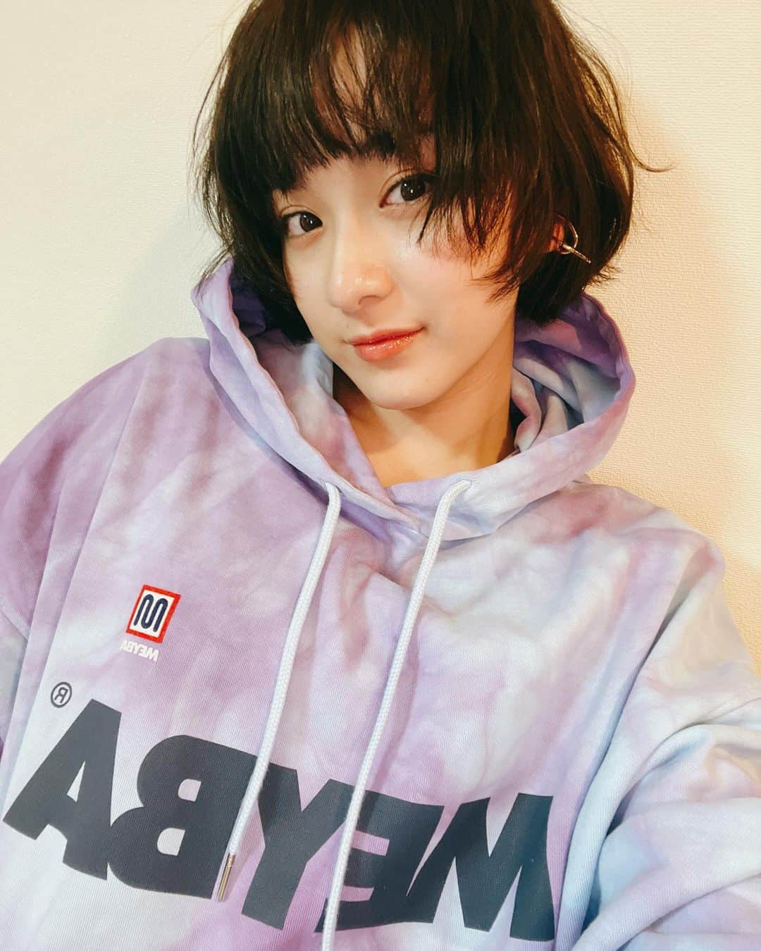 平祐奈のインスタグラム：「💜💙🤍 ひまわりっにむけて 髪の毛育成中。 やっと伸びてきた アレンジして貰えて嬉しかった日 まきまきテンションあがるぅ  あと最近お気に入りのパーカー✌︎ #メイバ」