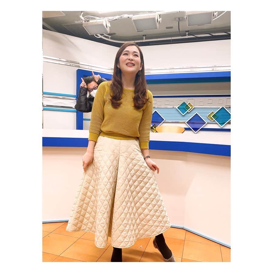 のインスタグラム：「・ 本日の衣装🙋‍♀️ ネットで買ってみたキルティングスカートが 暖かくって優秀です✨✨✨  今日は節分でしたね！ 後ろに鬼が隠れているの、分かりますか😆👹  #アナウンサー衣装 #キルティングスカート #プチプラファッション #プチプラコーデ  #30代ファッション #fashion #ootd #節分  #もう歳の数も豆は食べられない」