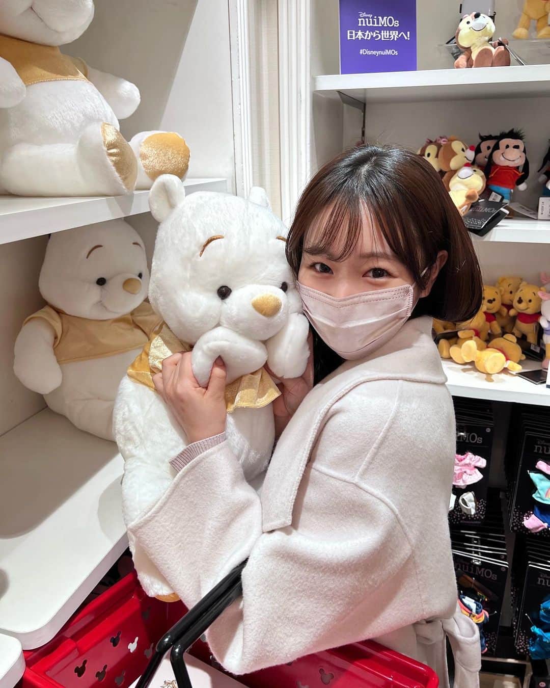 のインスタグラム：「この間、久しぶりにディズニーストアに行って来たの！ シーズン的にも色々なバレンタイン限定アイテムが沢山♡ このシーズンのアイテムってどれも可愛いからついつい覗いちゃうよね〜 GODIVAさんとDisneyのコラボチョコとか貰ったら絶対嬉しい‥！🍫笑  ディズニーストアって居るだけで夢の国の感じするよね🏰 とてもディズニーランドに行きたくなりました〜単純🐒笑 私も、大切な人宛にお買い物をして帰ったよ🙊💐今度渡すんだ〜 2/5.6はディズニーストアでハートフルバレンタインクイズイベントもあって限定ステッカーが貰えるみたいです🐭遊びに行ってみてね💨  　@disneystore.jp 　@shopdisneyjp  #PR #ディズニーハートフルバレンタイン #バレンタイン #ディズニーストア #ショップディズニー #ギフト #バレンタインギフト#バレンタインプレゼント」