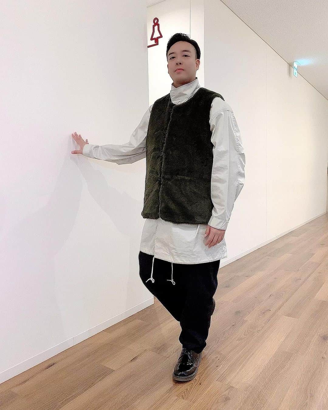 毛利大亮のインスタグラム：「本日の衣装 ナイロンコートの上にファーベスト！ パンツのサイズ感ジャスト過ぎてその場で買い取り！ いつもノーマルな感じとトリッキーな感じの2パターン持って来てくれるスタイリストさんに感謝！AZS！ #ネタバレMTG #ギャロップ #衣装 #instagood  #POW!」