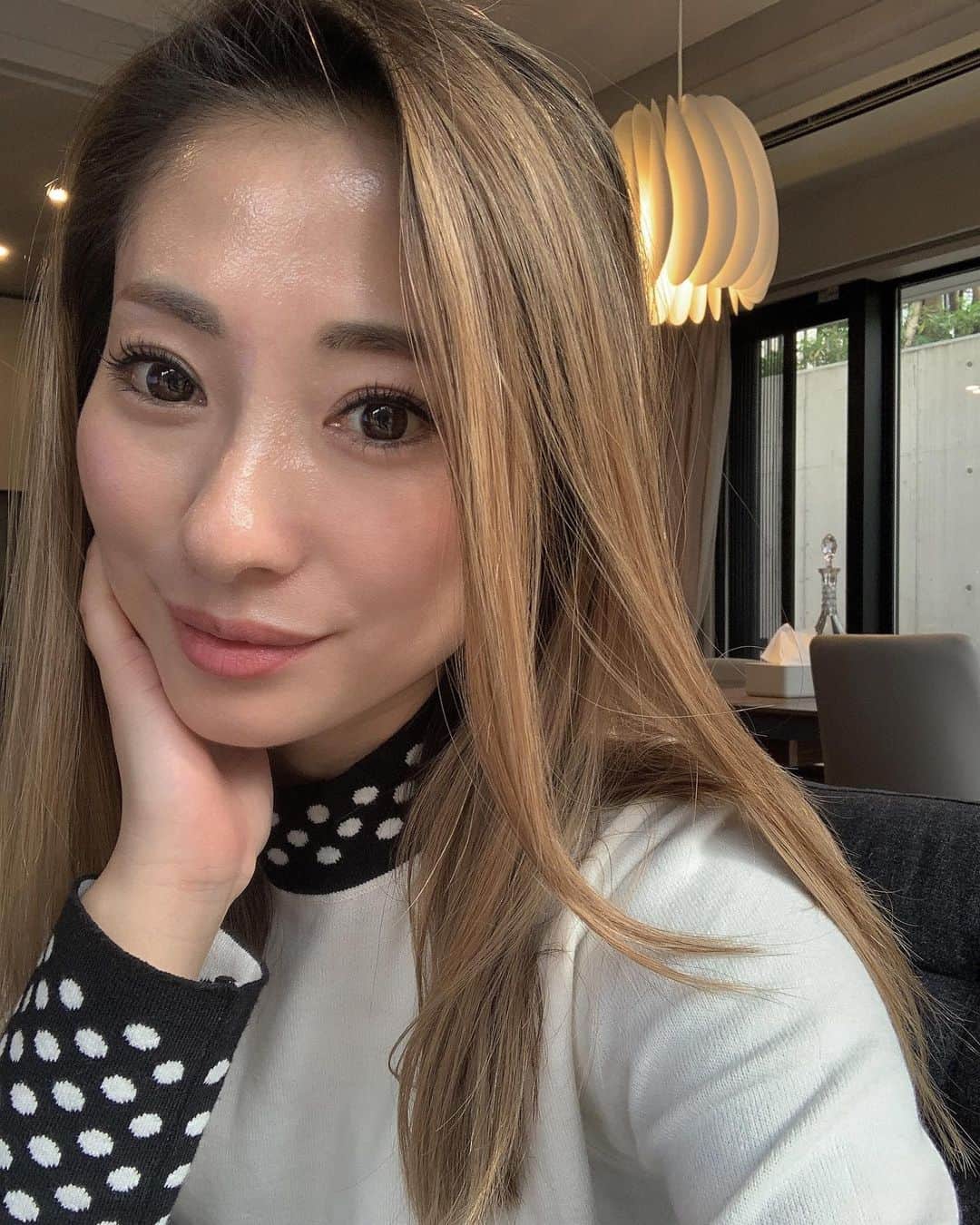 のインスタグラム：「・ めちゃくちゃ可愛くて2色買いした @hiand_official のニット♡可愛いだけじゃなくて肌触りが良すぎてびっくり‼︎後ろのボタンがパールだったり、細部まで可愛いわ😻 ・ #hiand  #fashion #outfit #ootd #cordinate #simple #mamafashion #sサイズコーデ #シンプルコーデ #ファッション　#コーディネート#ママコーデ #153cmコーデ #ワンピース#ハイトーンカラー #ハイトーン#カジュアルコーデ #大人シンプル #30代ファッション#全身コーデ#着回し#ドット#春コーデ」