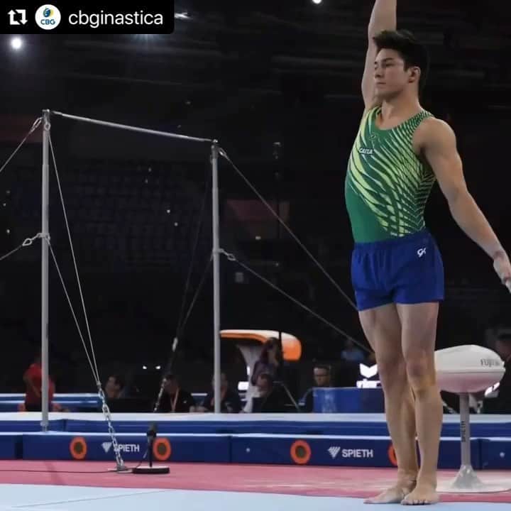 アルトゥール・オヤカワ・マリアノのインスタグラム：「#tbt de 2019 🤩 • • • #Repost @cbginastica with @make_repost ・・・ O #tbt de hoje traz um ângulo exclusivo da série de solo do @arthurnory durante o Treino de Pódio do Campeonato Mundial de Stuttgart, na Alemanha 🇩🇪, em 2019! 🔙 Limpo demais, meu povo! Quanto vocês acham que o brasileirinho tiraria de execução com essa prova?! 🤔 . . #LoteriasCAIXA @loteriascaixaoficial #PreventSenior #Estacio @preventsenior @newonoficial」