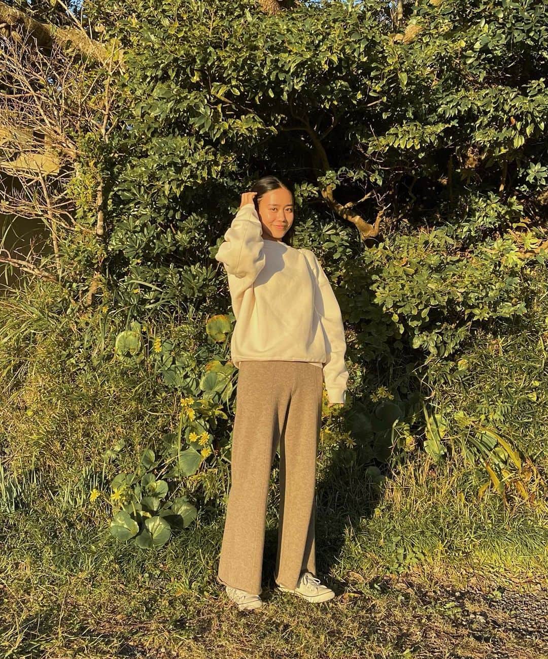 栗山遥さんのインスタグラム写真 - (栗山遥Instagram)「ゆるゆるなお洋服が気分。寒くて海に入れなくても、緑と綺麗な夕焼けに癒されています🌿🌳」2月3日 22時26分 - harukakuriyama