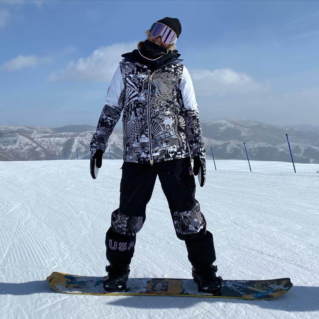 リンゼイ・ジャコベリスのインスタグラム：「On snow today! It’s cold but we’re here ❄️ 😉 📸 @robfagan @meghantierney」
