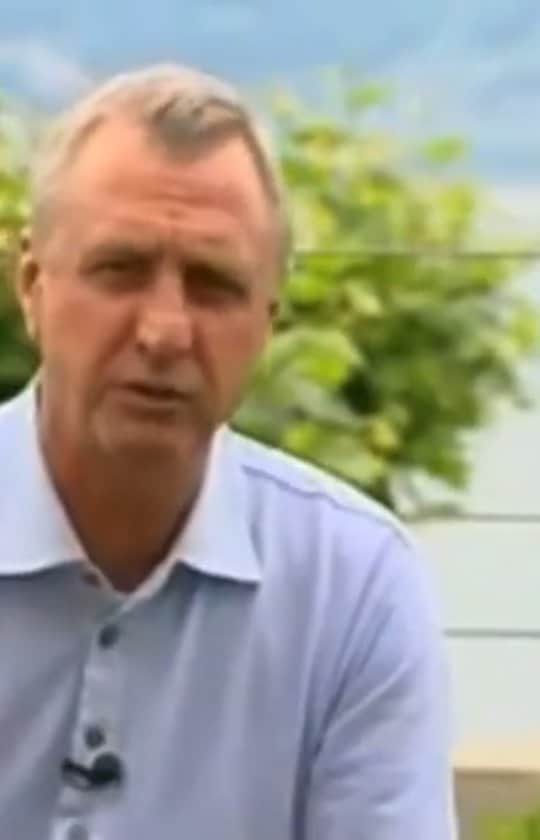 ヨハン・クライフのインスタグラム：「#tbt Don't you just love this but also miss listening to Johan talk about the game? #CruyffLegacy」
