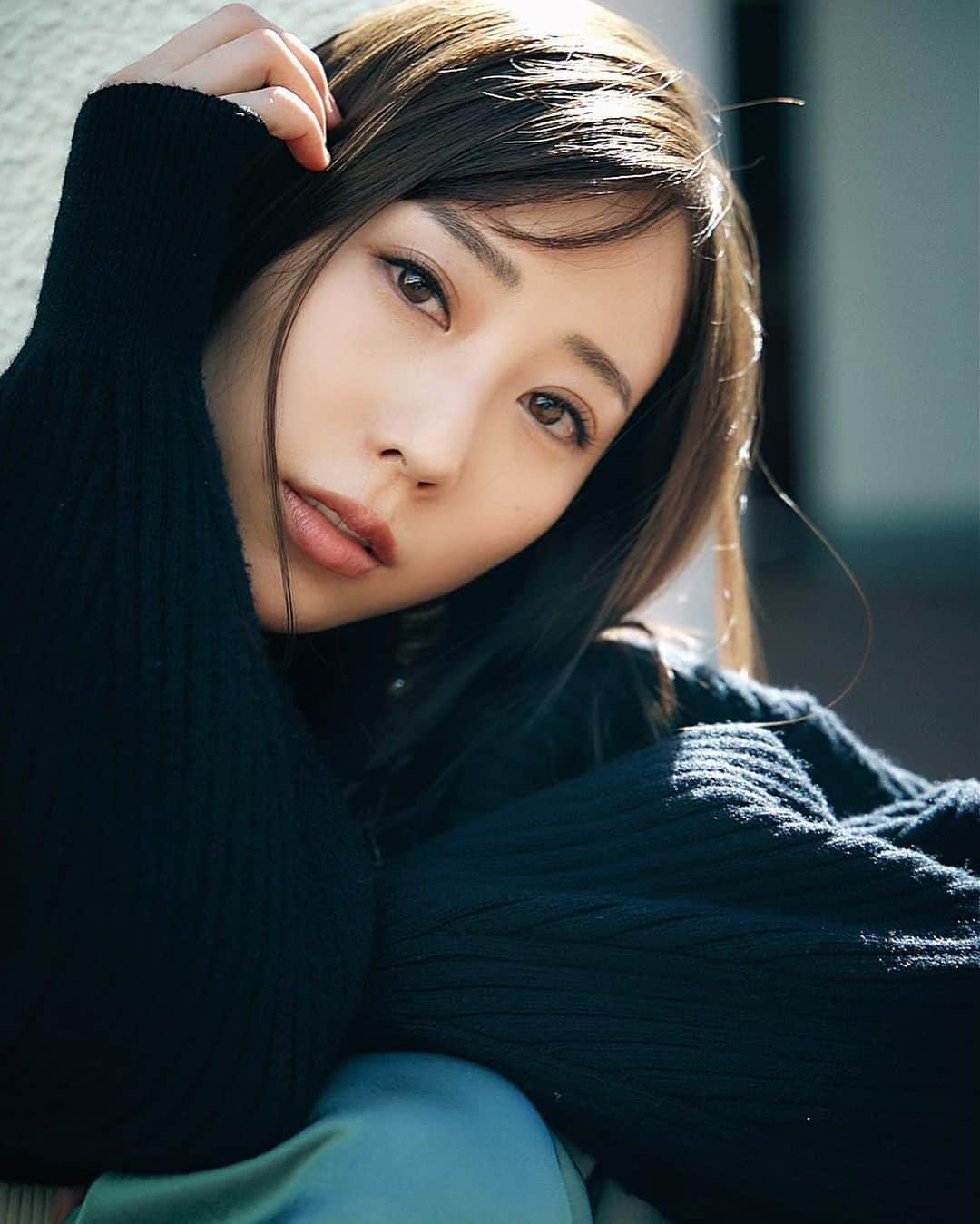 のインスタグラム：「遅くなりましたが、 2月1日報告がありました通り 秋倉諒子はSTARBASEに所属させて頂く事となりました！ 全部ひとりで企画や調整、スケジュール管理、全ての色んな選択を迫られる中で、ジム業との両立もひとりでは難しく困っているときに、手を差し伸べてくださったのがスターベースでした。(私のキャパは狭い。笑)  楽しい計画も考えてくれたり、 未来についてとても前向きに進められそうです！ これからみんなでもっと楽しい事を共有していきたいです！✨(その為には皆さまが不可欠でありますので) これからも変わらず、 私らしく頑張っていきますので 応援よろしくお願い致します！🧡🌼  @studioryoko も2月に落ち着く予定でしたが、 思いもよらない事態によりまた新たに気合入れなければならない状況ですが、、 一人一人に寄り添って、嬉しいことも悲しい事も一緒に共有していきたい、誰かの居場所にこのジムがなってくれたら嬉しいと思ってやっています。💪 もちろん身体が変わる、マインドが変わる結果もとても大事です！でもそれだけではない、その過程が素晴らしくて尊い。 だからひとりひとりしっかりサポートしていきたいと考えています！  私が本当に辛いとき支えてくれる人はいつも一緒に行動を起こしてくれる友達やお世話になっている人たちの手助けで、 ただ甘い言葉で安心させてくれる人ではなかった！ 私の周りにはそうやって手を差し伸べてくれる人がいるから私も不器用なりにやって来れています。 本当に感謝🙏🌼  そして、SNSでも応援してくれている方々が私の励みになり、勇気と力になっています。本当にありがとうございます😭🧡  ちょっと色々考えることがあって、 今日はポエマー諒子です。笑 これからもよろしくお願い致します！！！！！🧡🧡🧡🧡🧡  秋倉さんちの諒子でした🙇‍♀️  photography @shintatanshi」
