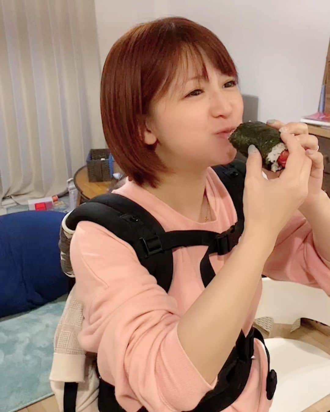 矢口真里さんのインスタグラム写真 - (矢口真里Instagram)「買ってきた恵方巻きを食す😋✨ 今年のはマグロが沢山入ってるやつで美味しかったー😁✨ 節分じゃない日も売ってくれないかなー😋 そして今年もおとうちゃん鬼は頑張ってました👹w」2月3日 23時21分 - mariyaguchi_official