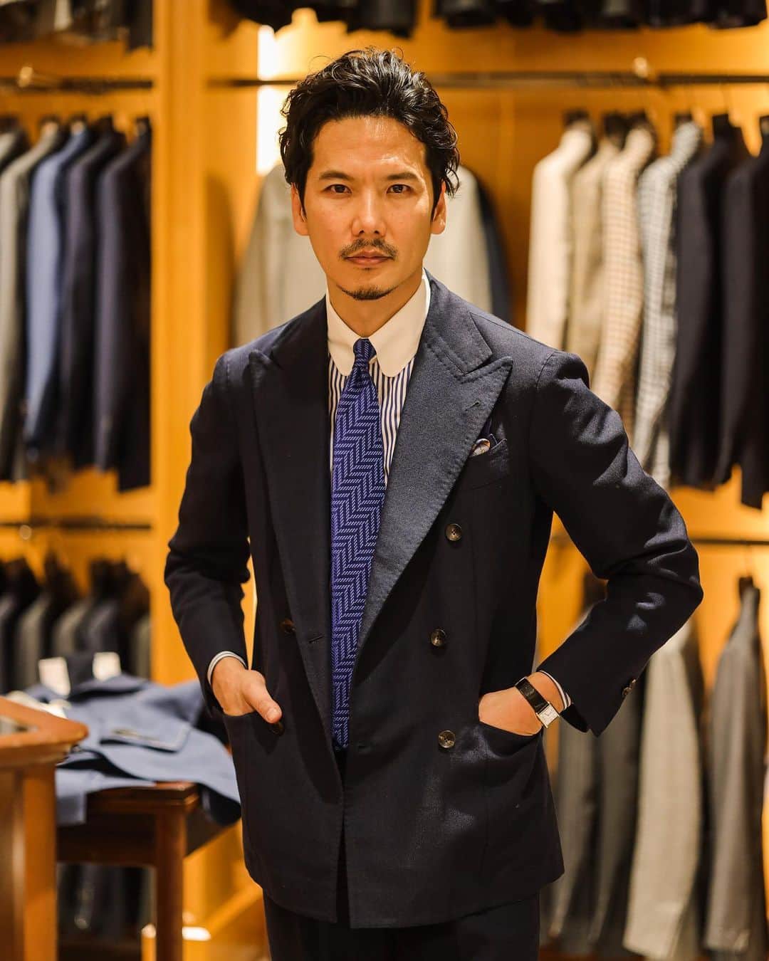のインスタグラム：「"The Blue Effect"Details⬅︎⬅︎⬅︎swipe left 本日は夜遅くまでライブご視聴頂きありがとうございました。 お見逃しの方は是非アーカイブをご覧下さいませ。  クラシックは"ネイビーに始まり、ネイビーに終わる"と言われるぐらい奥深い。歳を重ねるごとにその進化が試されているように思います。 Ph. @shige_mot0   【ITEM】 Suit： @alfonso.sirica  Shirt：@avino_laboratorio_napoletano  Tie： @seaward_and_stearn  Pocket square： @hermes  Shoes： @johnlobb   #navysuit #beamsf #gentlemanstyle #mensweardaily」