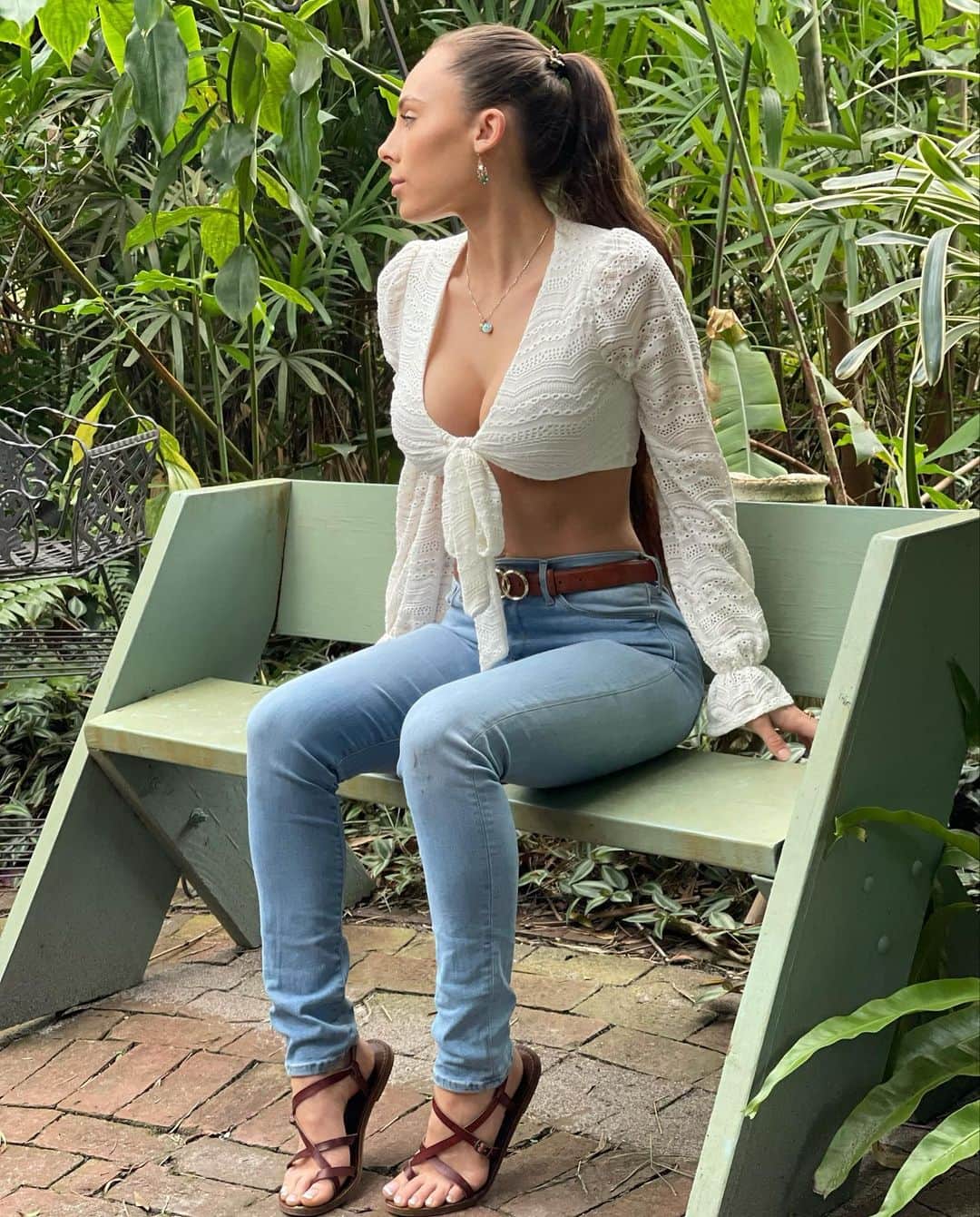 Gianna Nicoleのインスタグラム：「Hanging in the garden 🪴 I hope today is filled with love, excitement, peace and joy for you ❤️」